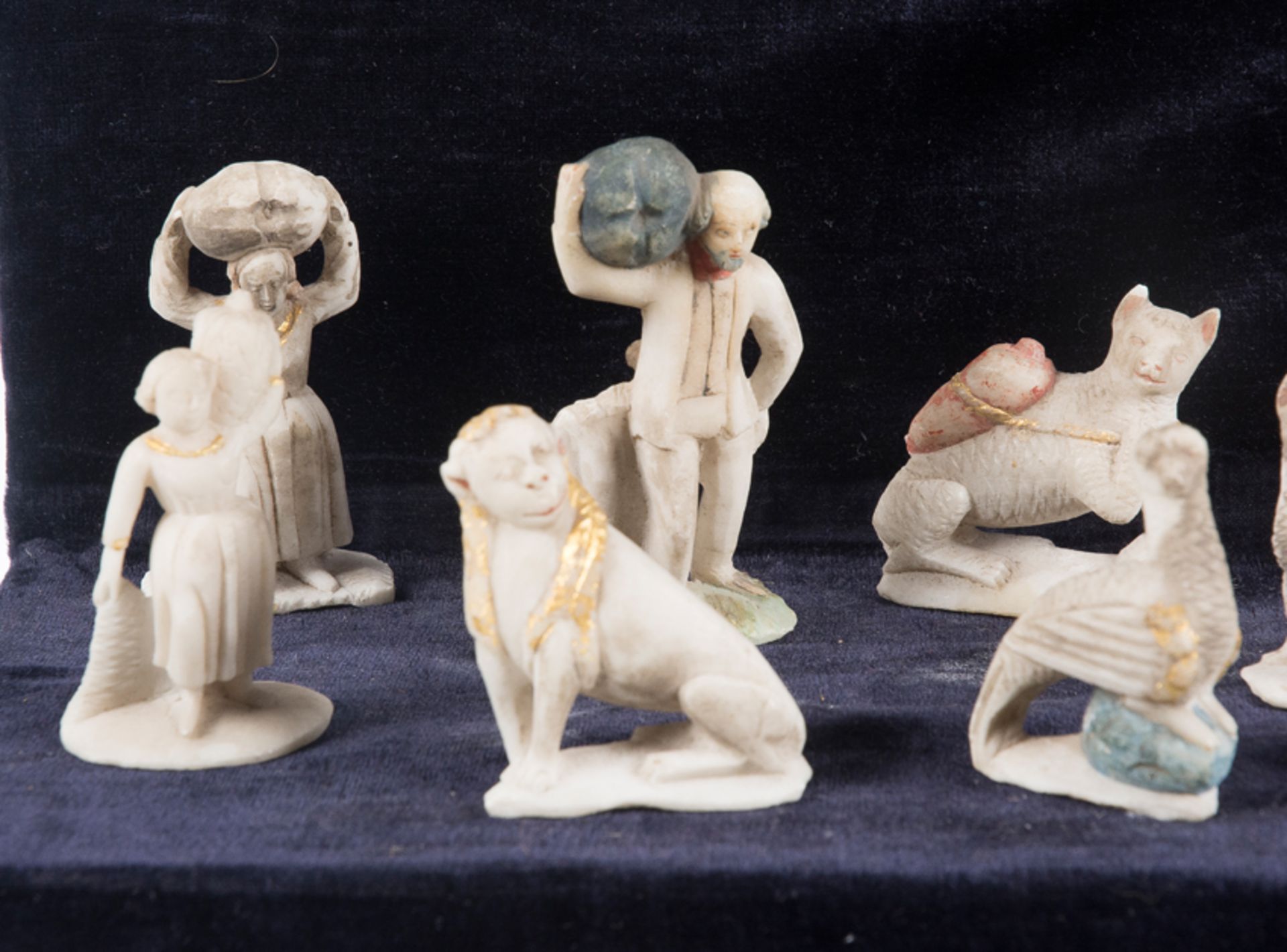 Imposing set of 44 sculpted huamanga stone figures that form a Nativity scene. Peru. 18th century. - Bild 10 aus 10