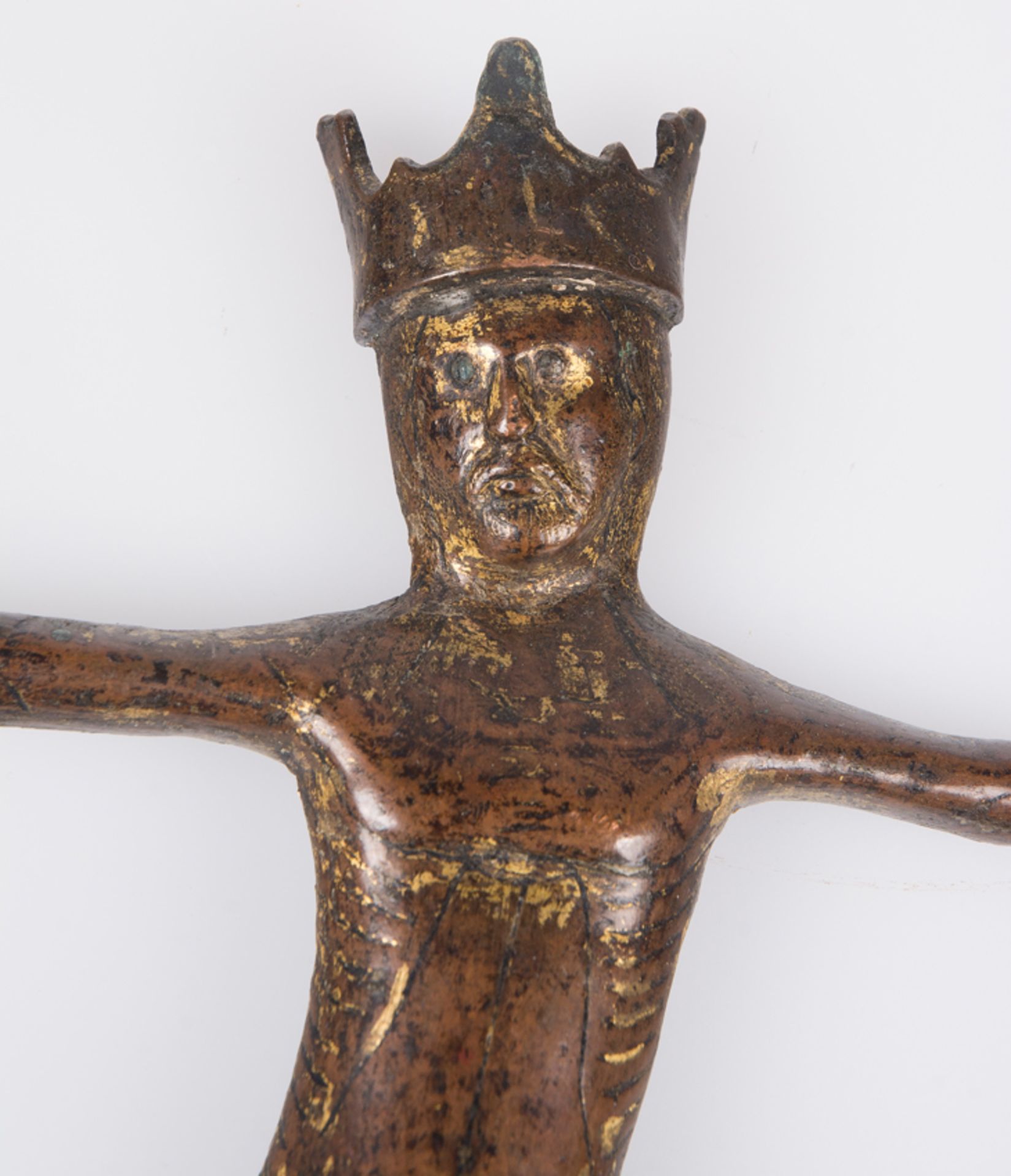 "Christ". Large chased and gilded copper figure with champlevé enamel. Limoges. France. Romanesque. - Bild 2 aus 5