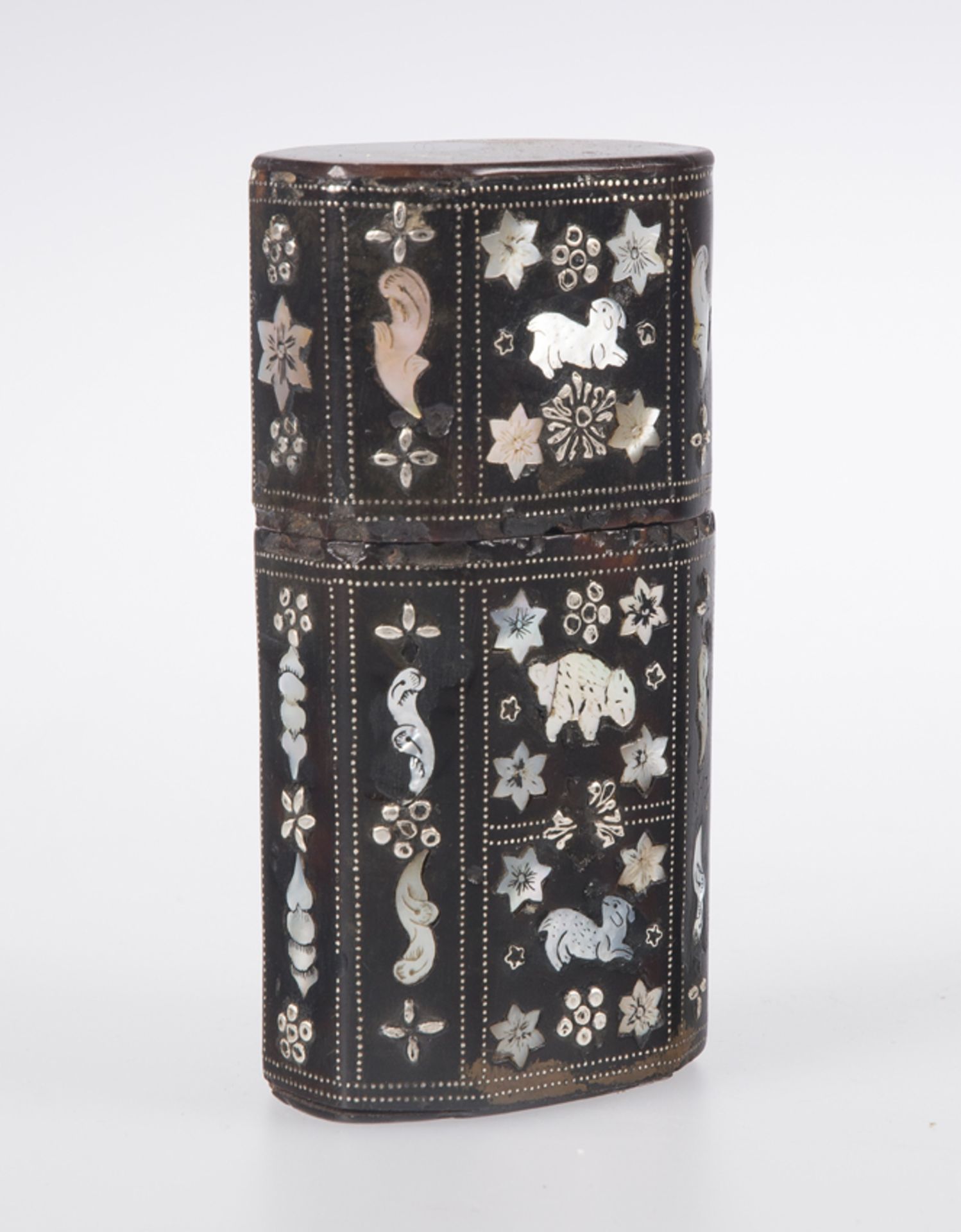 Small tortoiseshell case with mother of pearl incrustations. Colonial workshop. Mexico. 18th century