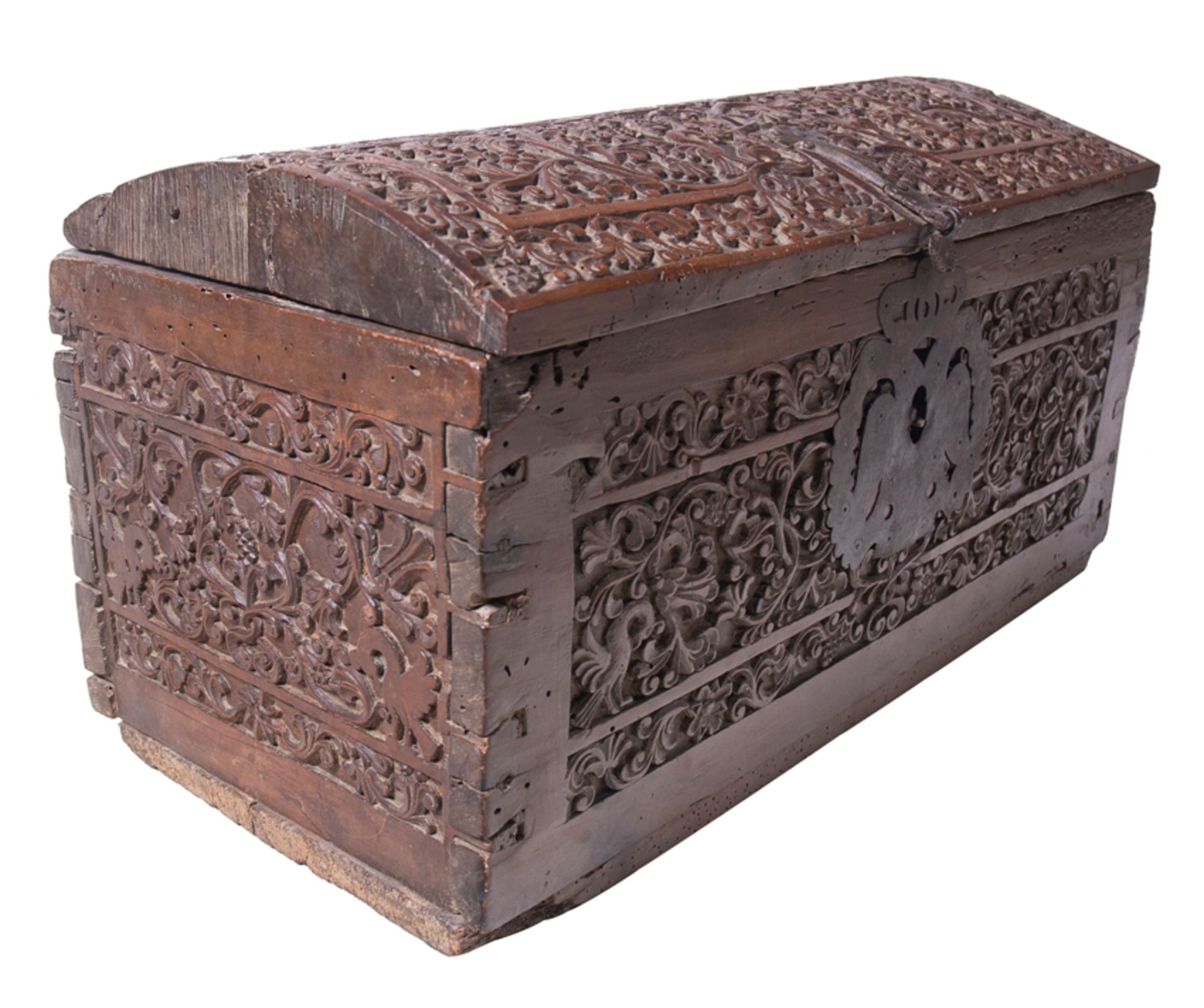 Carved cedarwood chest with iron fittings. Colonial School. Mexico or Peru. 17th century- 18th cent. - Bild 5 aus 8