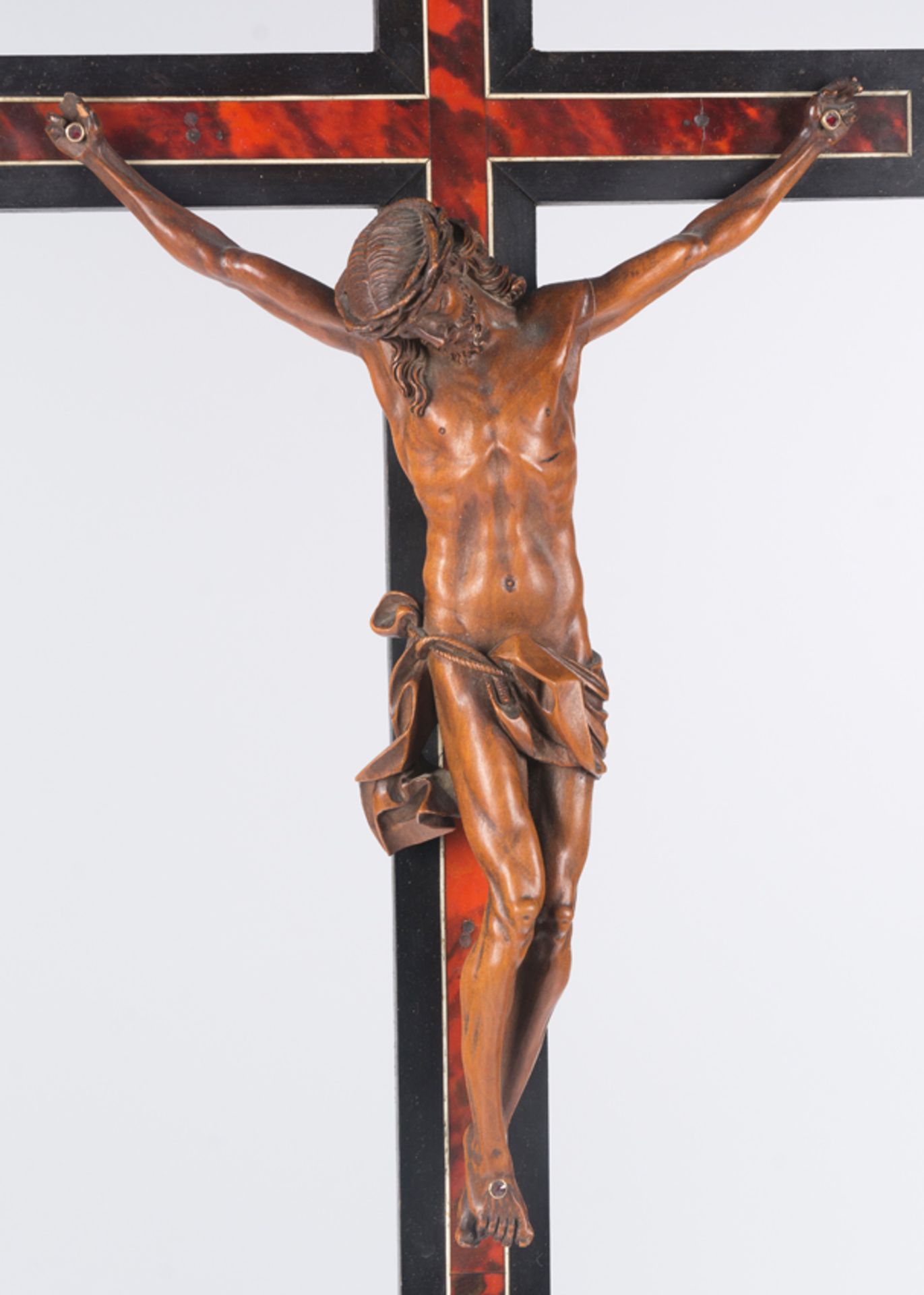 "Crucified Christ". Carved boxwood sculpture with a wood and ebony cross covered with tortoiseshell - Image 2 of 4