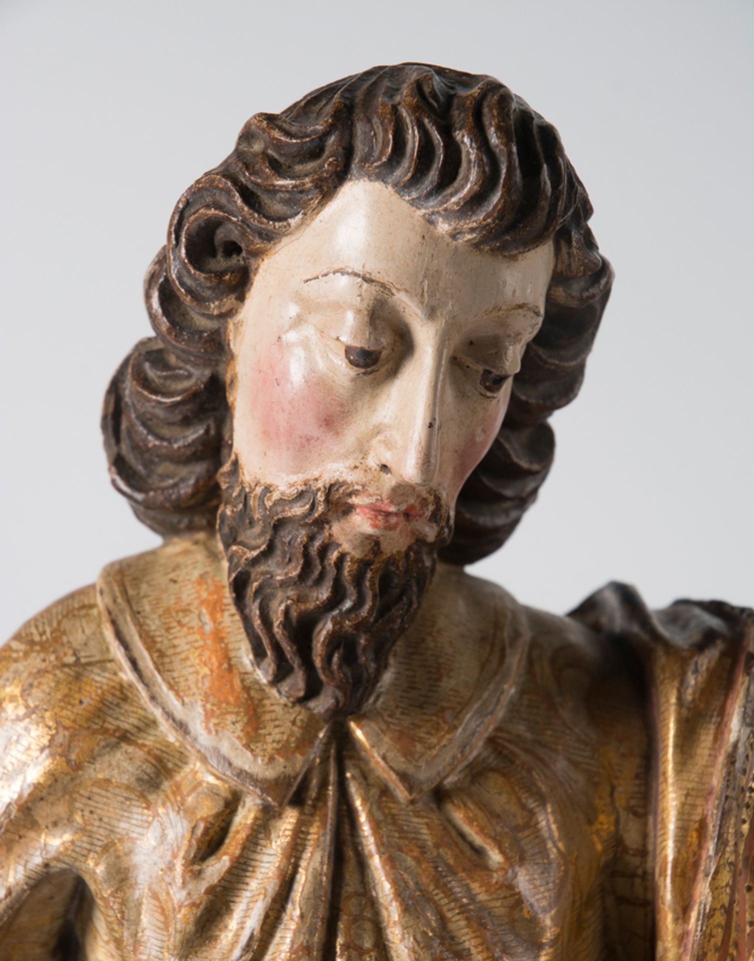 "Evangelist". Carved and polychromed wooden sculpture. Late 15th century - early 16th century. - Bild 4 aus 13