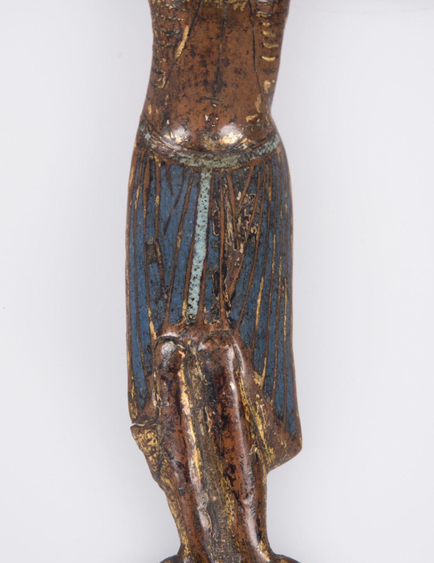 "Christ". Large chased and gilded copper figure with champlevé enamel. Limoges. France. Romanesque. - Bild 3 aus 5