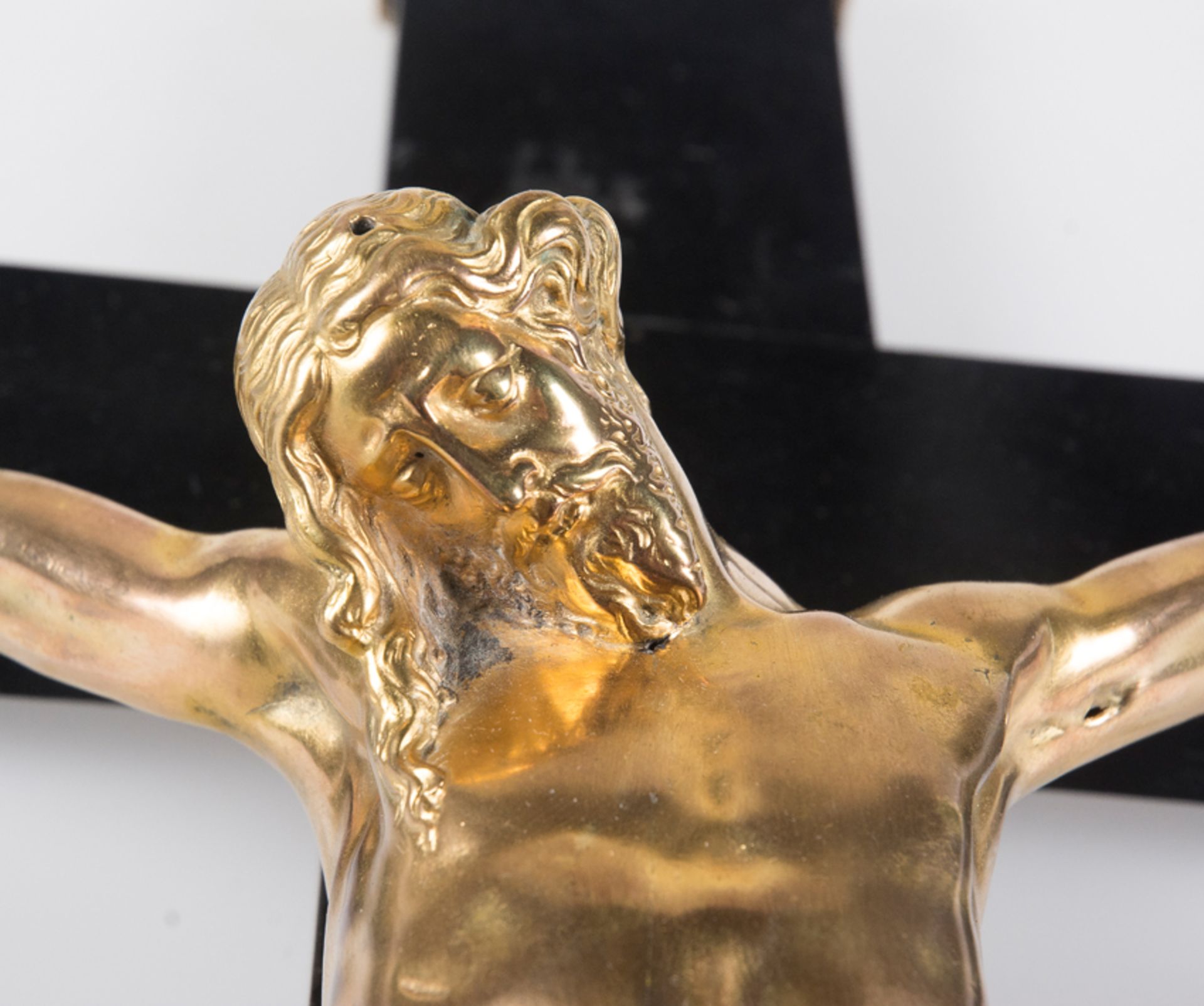 "Christ". Gilded bronze sculpture with an ebony and gilded silver cross. 17th century Italian School - Bild 6 aus 9