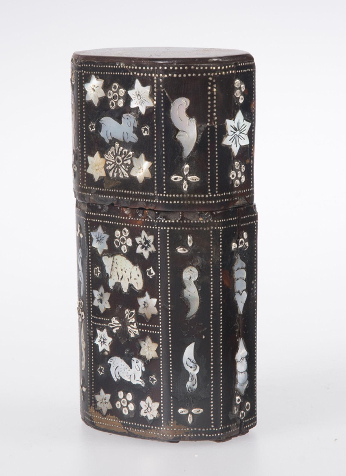 Small tortoiseshell case with mother of pearl incrustations. Colonial workshop. Mexico. 18th century - Bild 2 aus 4