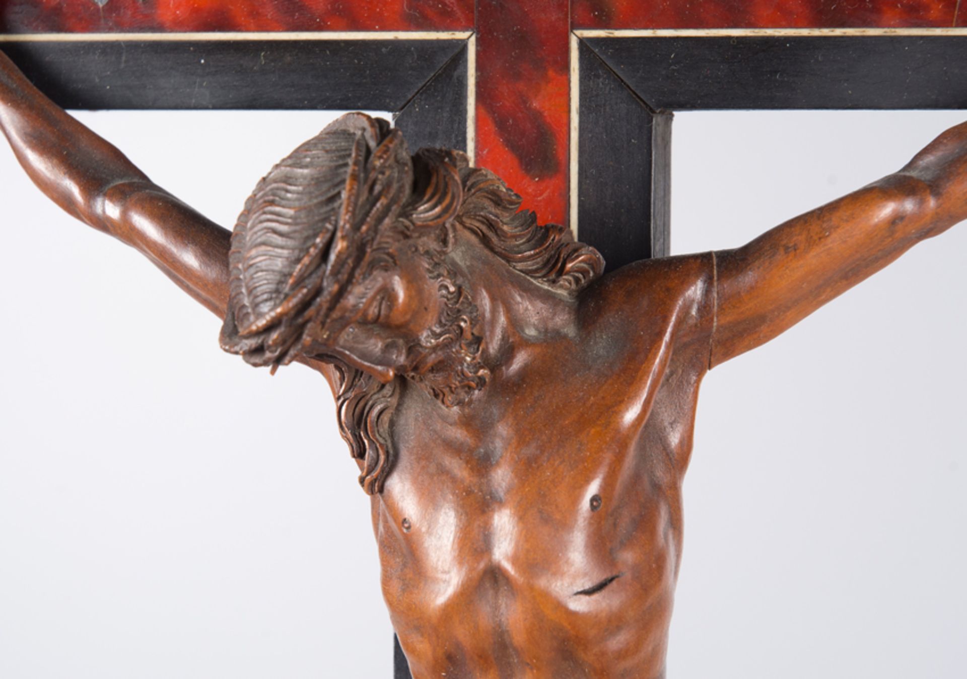 "Crucified Christ". Carved boxwood sculpture with a wood and ebony cross covered with tortoiseshell - Image 3 of 4