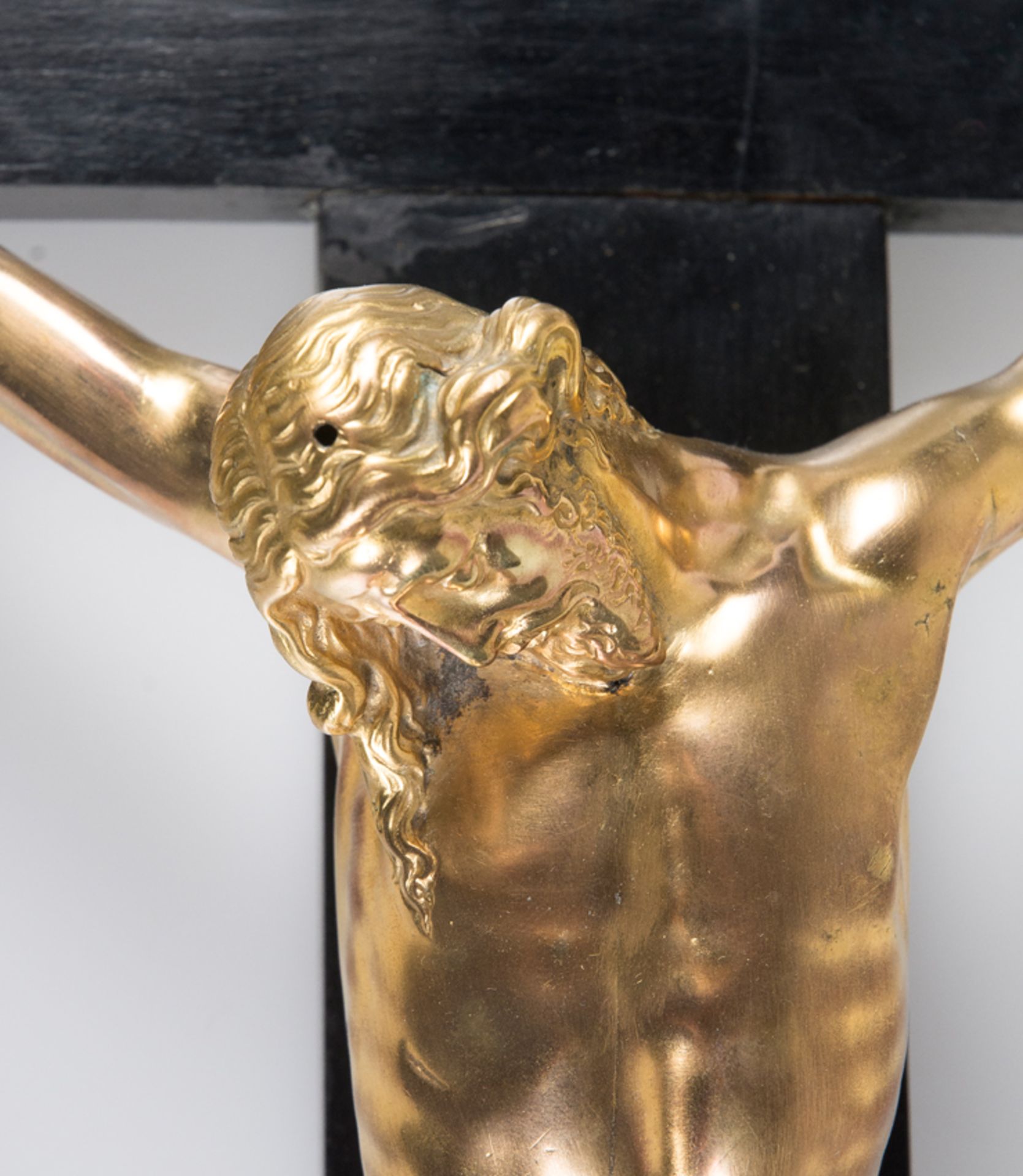 "Christ". Gilded bronze sculpture with an ebony and gilded silver cross. 17th century Italian School - Bild 2 aus 9