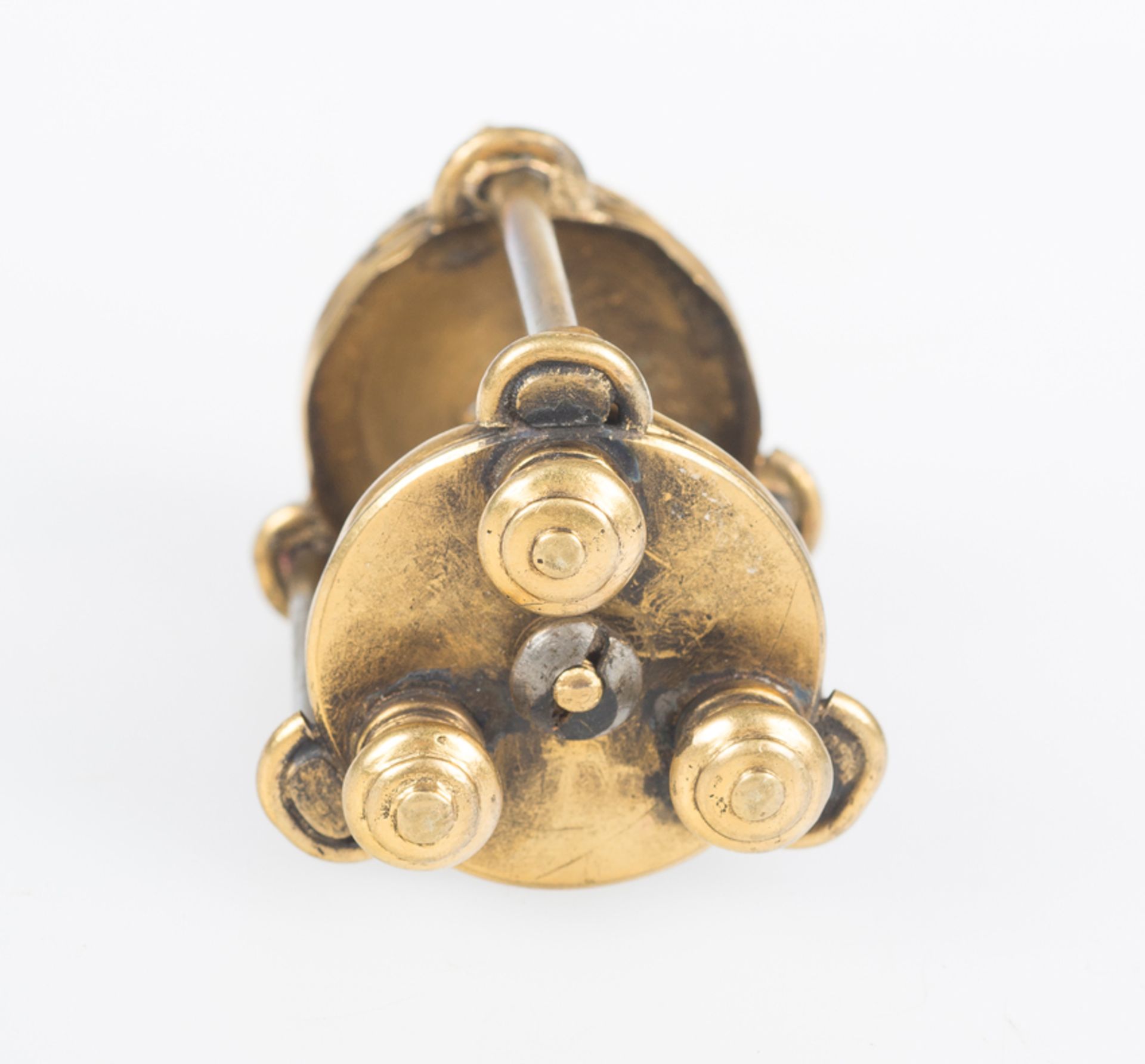 Small gilded bronze and tortoiseshell shrine pendant. Spain or Italy. 16th century. - Bild 5 aus 6