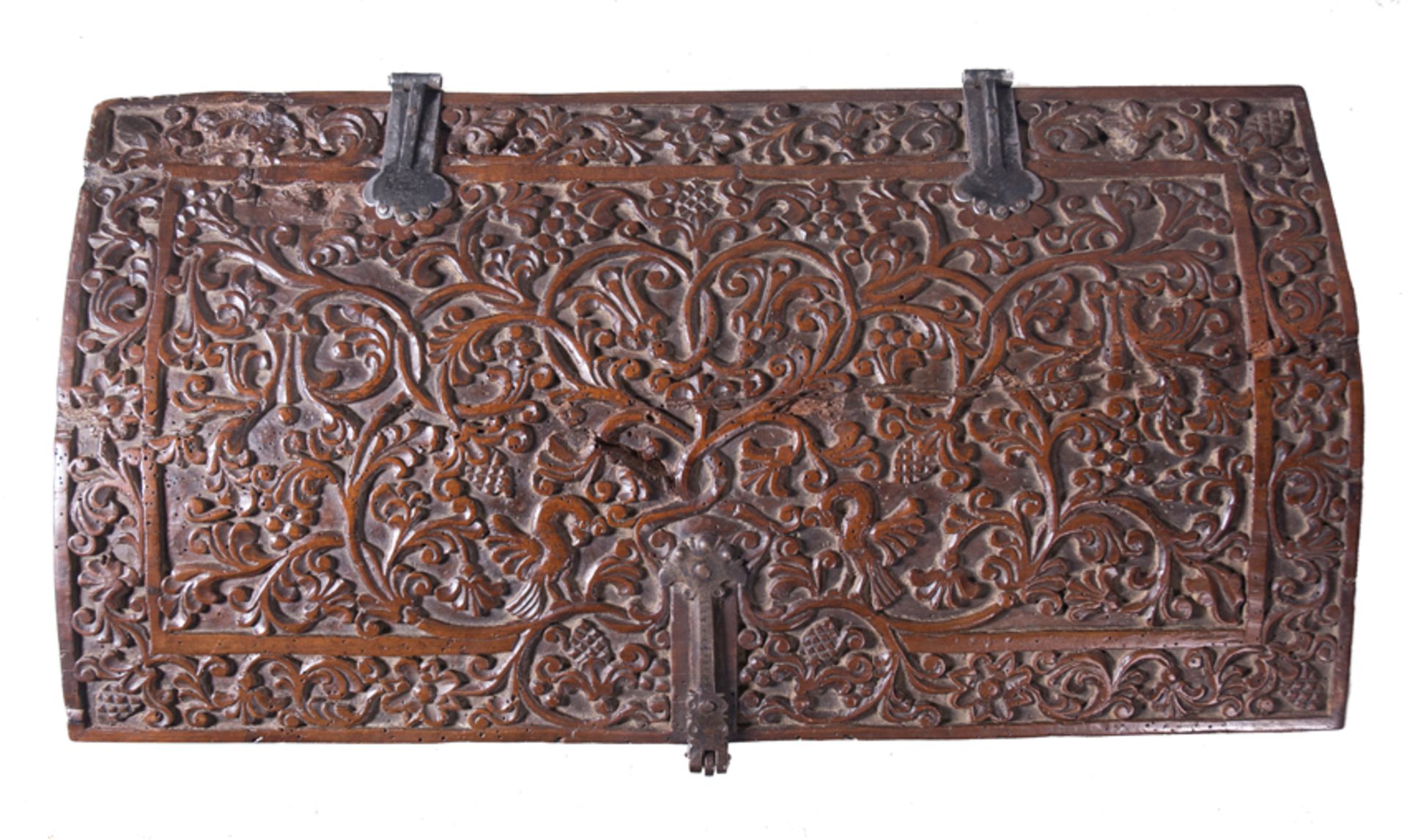 Carved cedarwood chest with iron fittings. Colonial School. Mexico or Peru. 17th century- 18th cent. - Bild 4 aus 8
