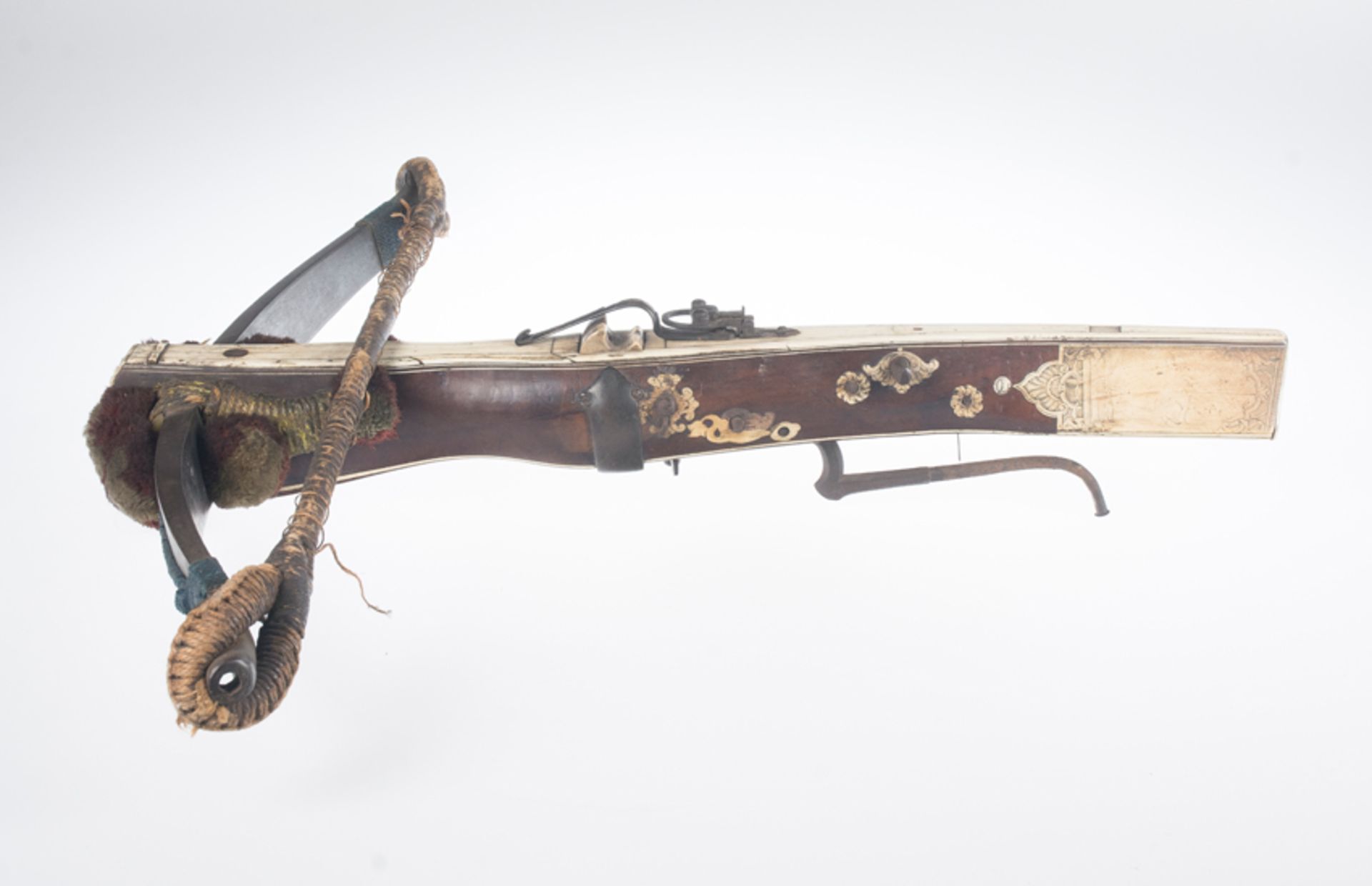 Large, wood and bone crossbow. Germany. 16th - 17th century. - Bild 2 aus 9