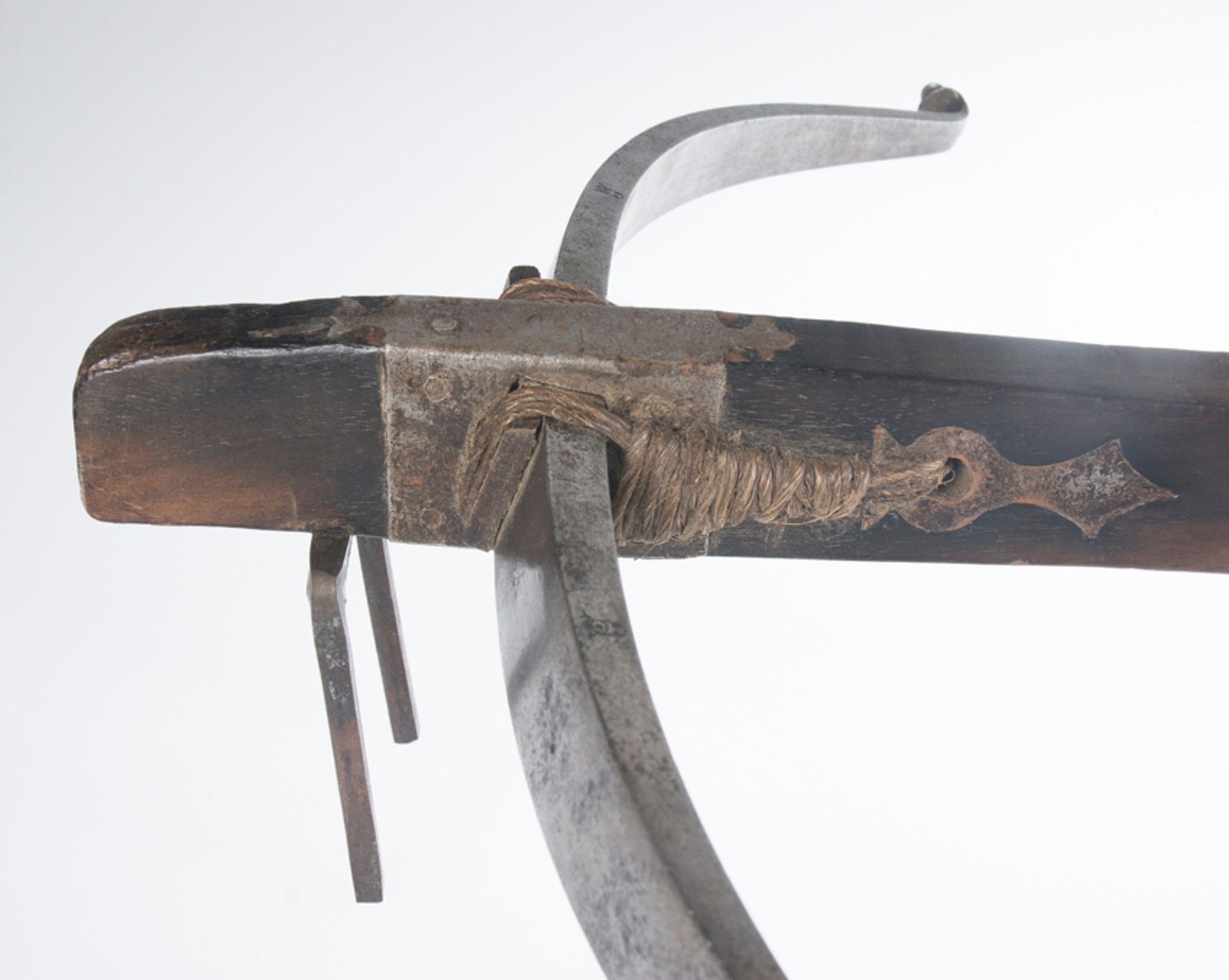 Spanish, wood and iron crossbow. Toledo. 16th century. - Bild 3 aus 6