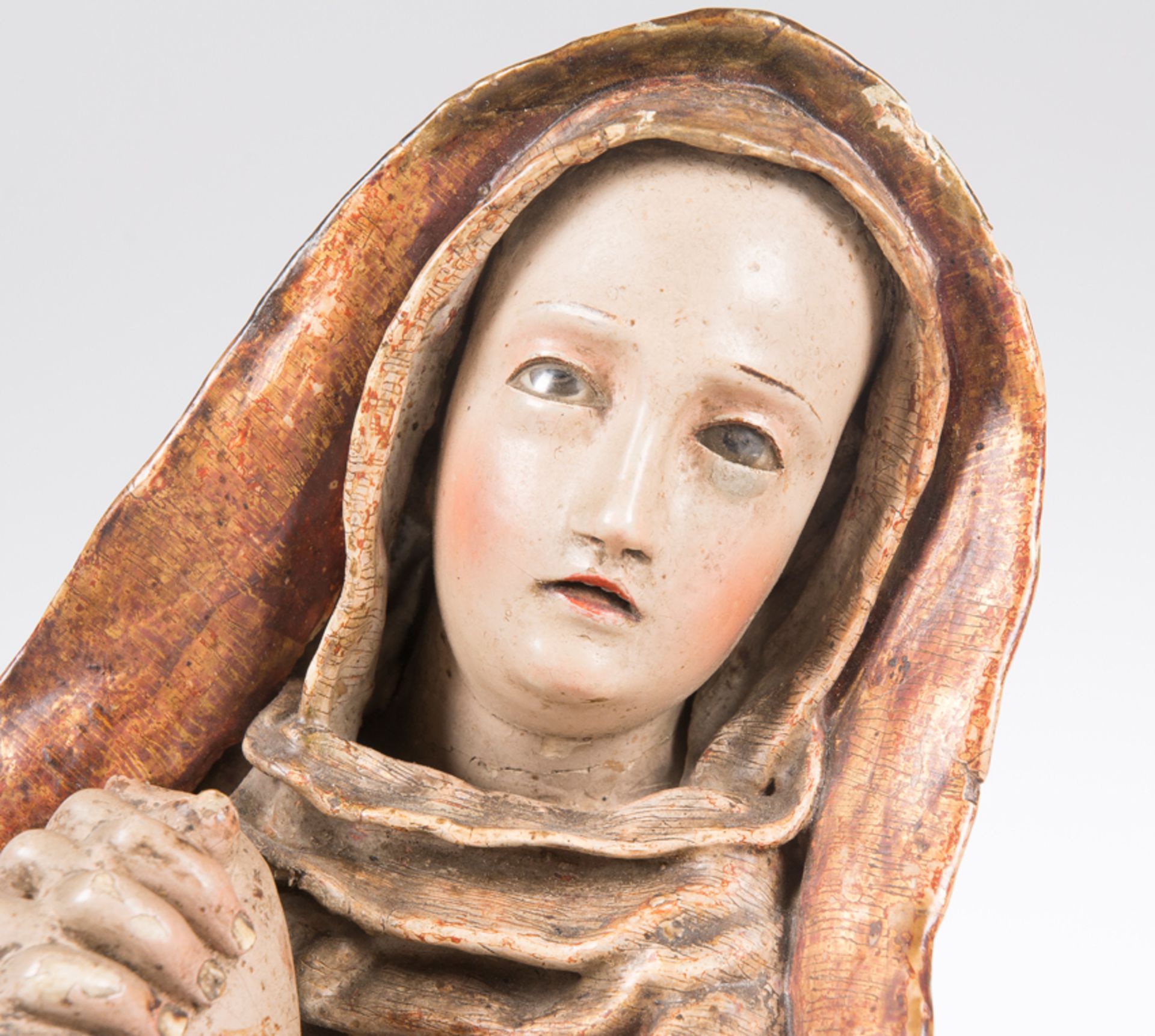 "Our Lady of Sorrow". Carved and polychromed wooden sculpture. Colonial School. 17th - 18th century. - Bild 4 aus 5