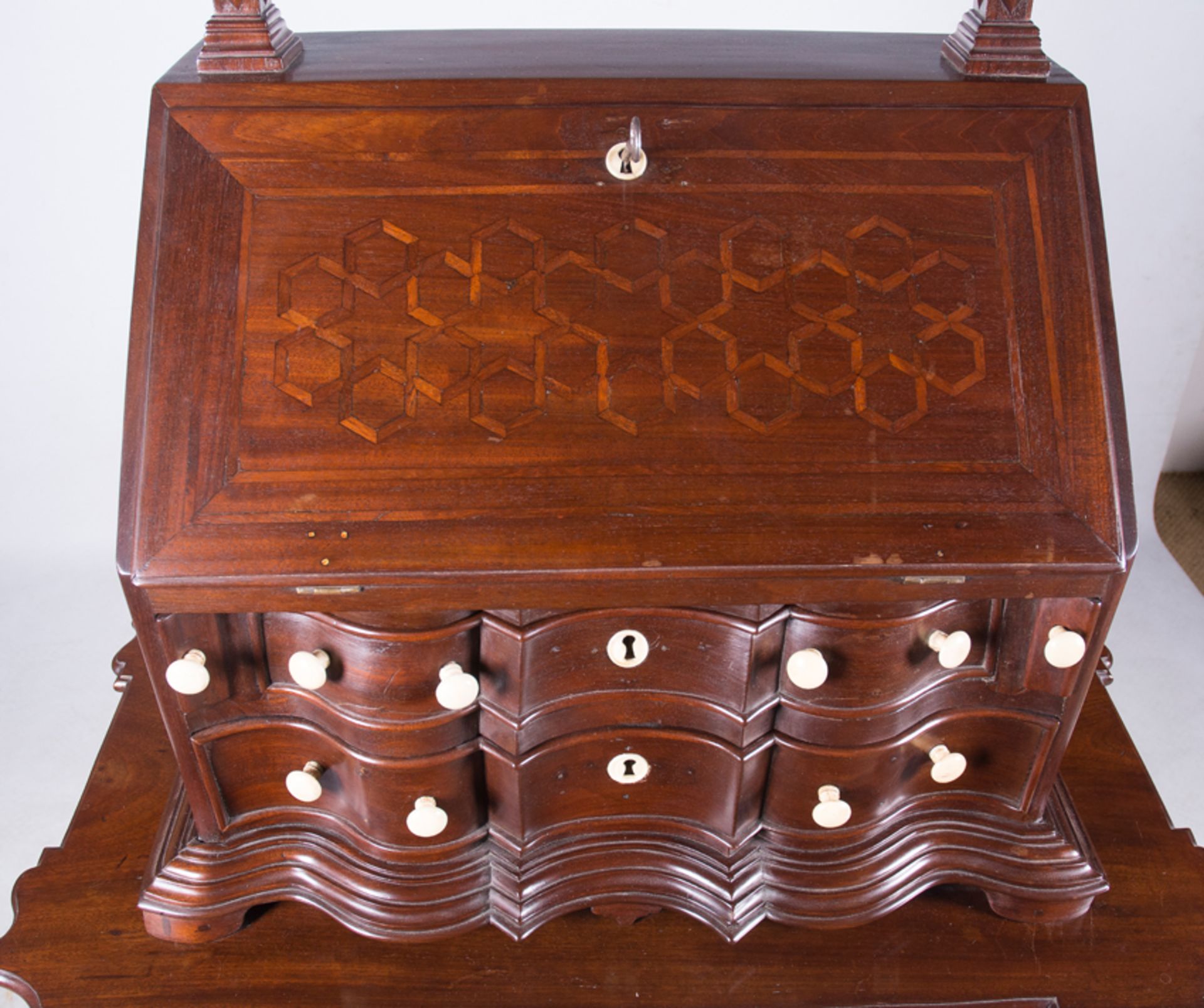 Bureau with mahogany wood mirror and ivory decoration. Colonial School. Cuba. 18th century. - Image 3 of 9