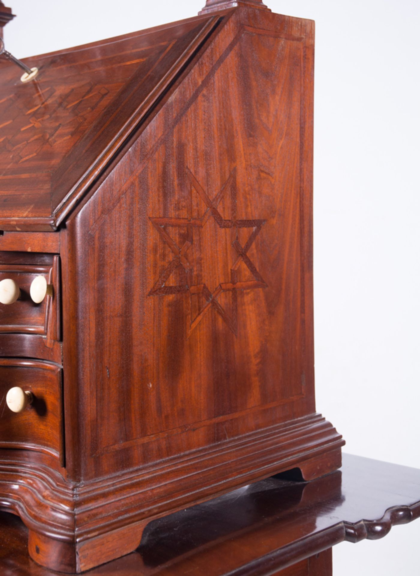 Bureau with mahogany wood mirror and ivory decoration. Colonial School. Cuba. 18th century. - Image 7 of 9