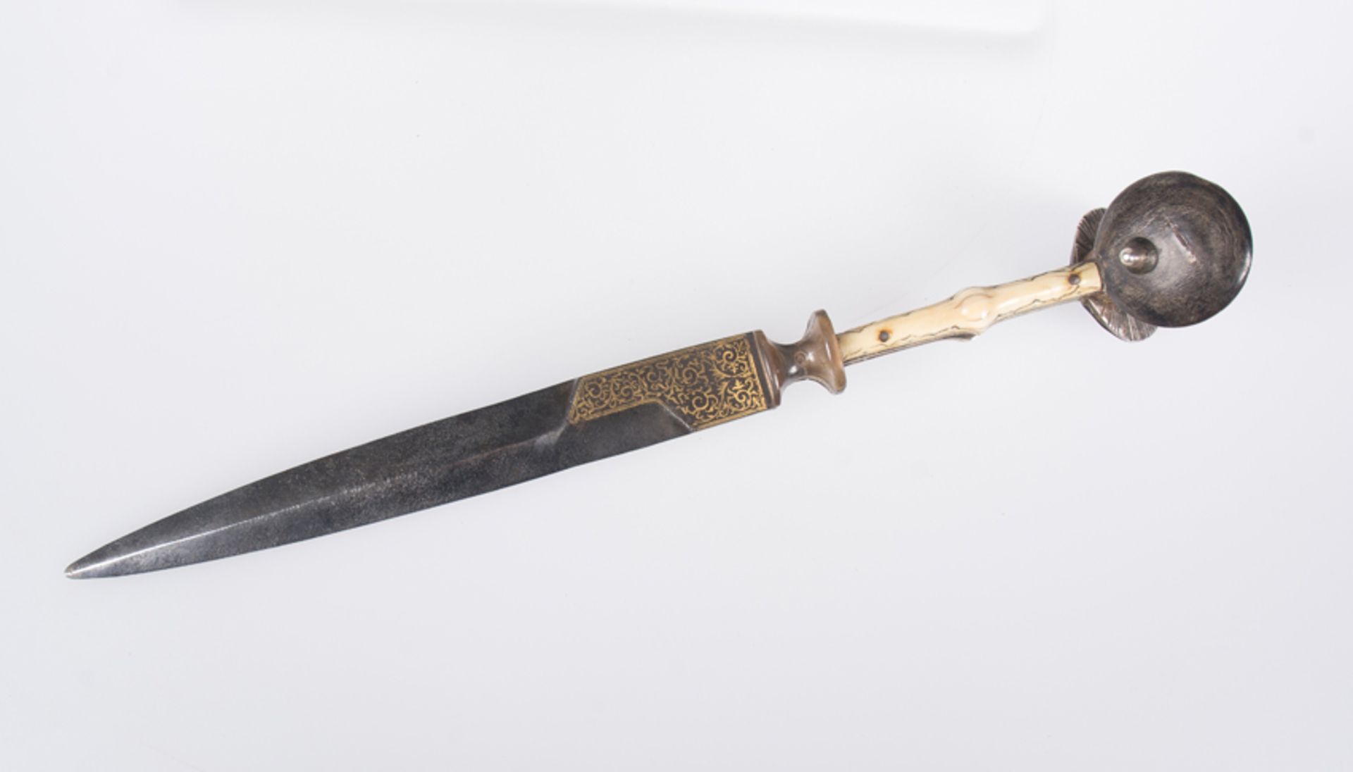 "Ear dagger" damascened and with bone. Nasrid workshop. Granada?. Late 18th - early 19th century. - Bild 2 aus 5