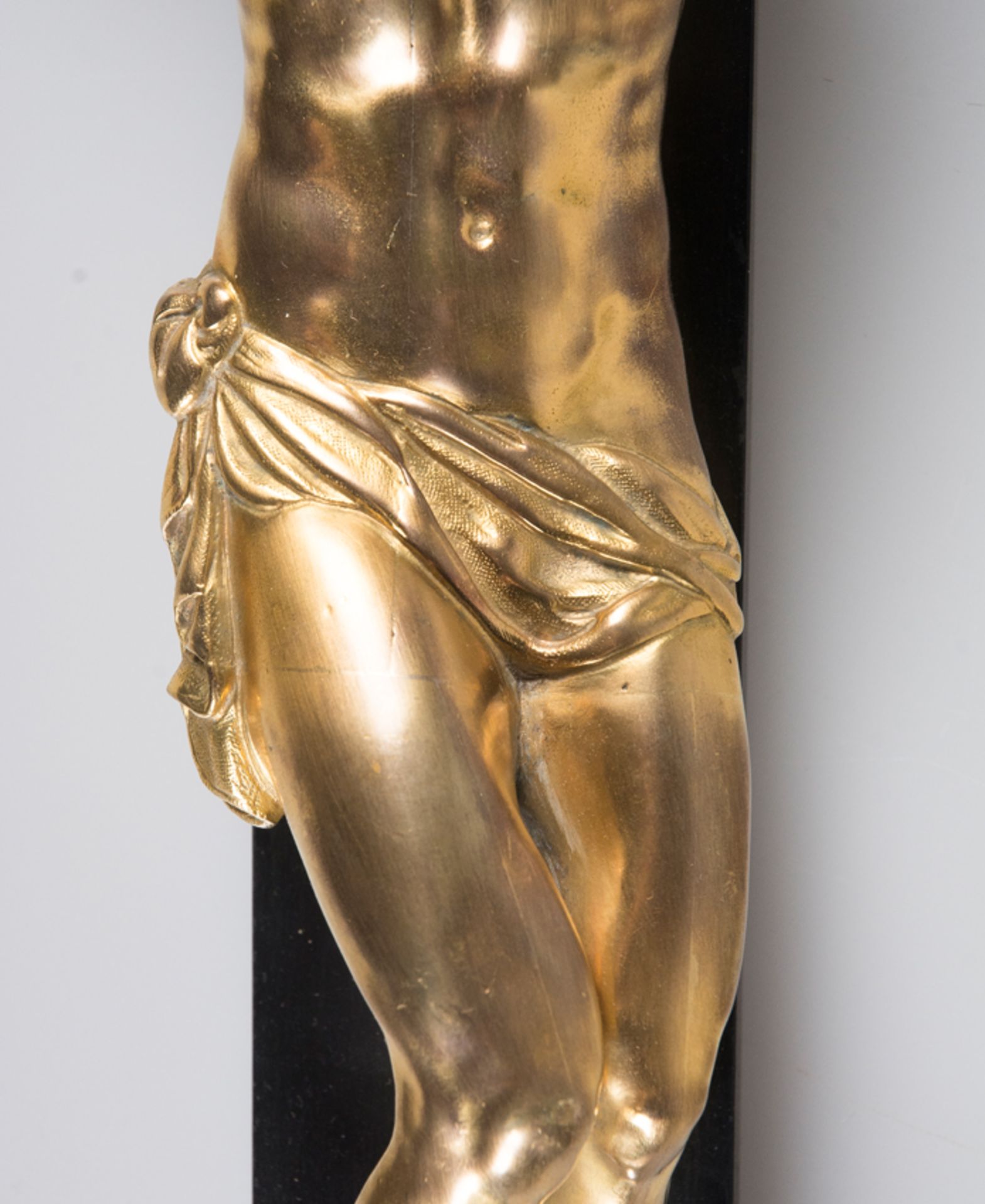 "Christ". Gilded bronze sculpture with an ebony and gilded silver cross. 17th century Italian School - Bild 3 aus 9