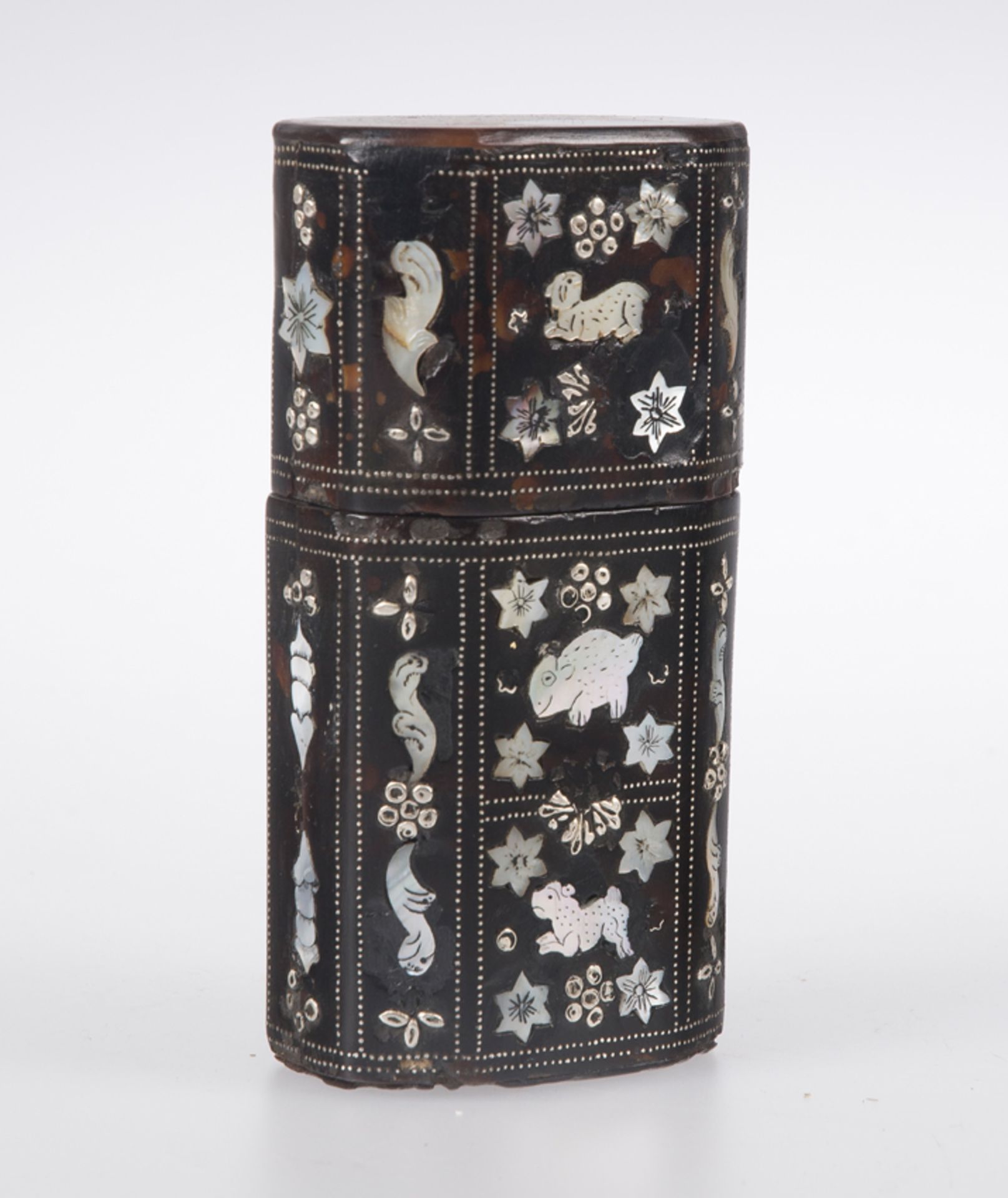 Small tortoiseshell case with mother of pearl incrustations. Colonial workshop. Mexico. 18th century - Bild 3 aus 4