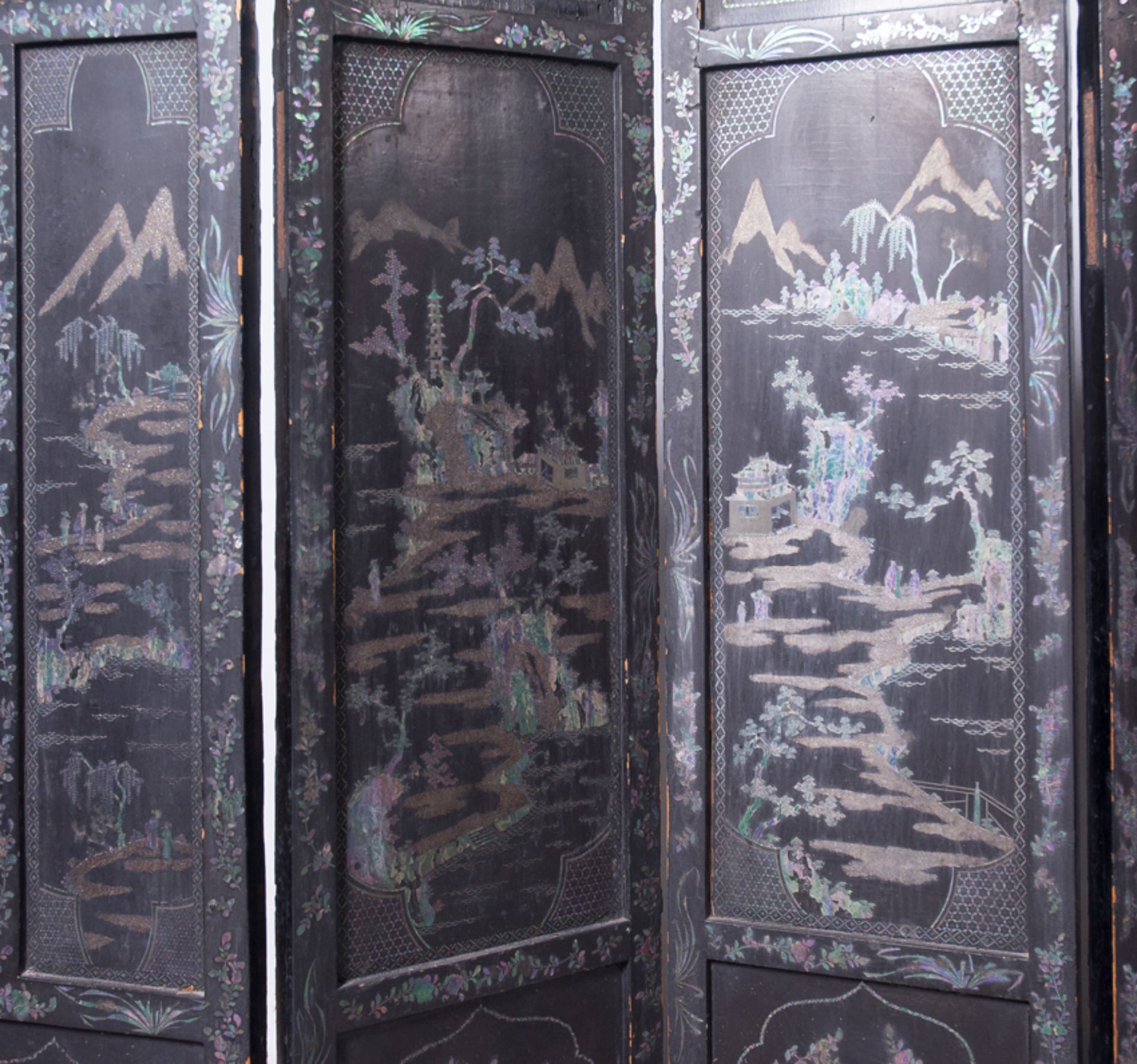 Small lacquered screen with 7 sections. Chinese. 17th century. - Bild 5 aus 7