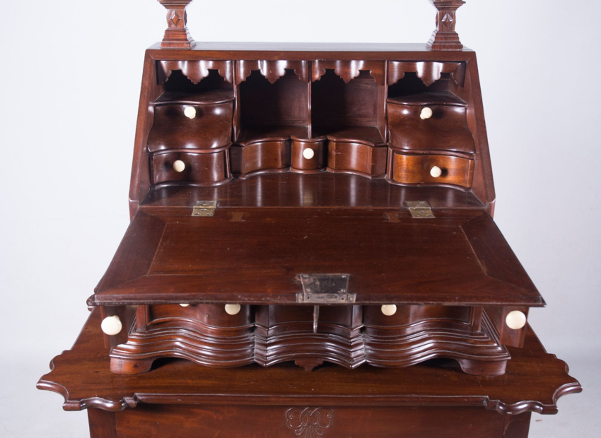 Bureau with mahogany wood mirror and ivory decoration. Colonial School. Cuba. 18th century. - Image 2 of 9