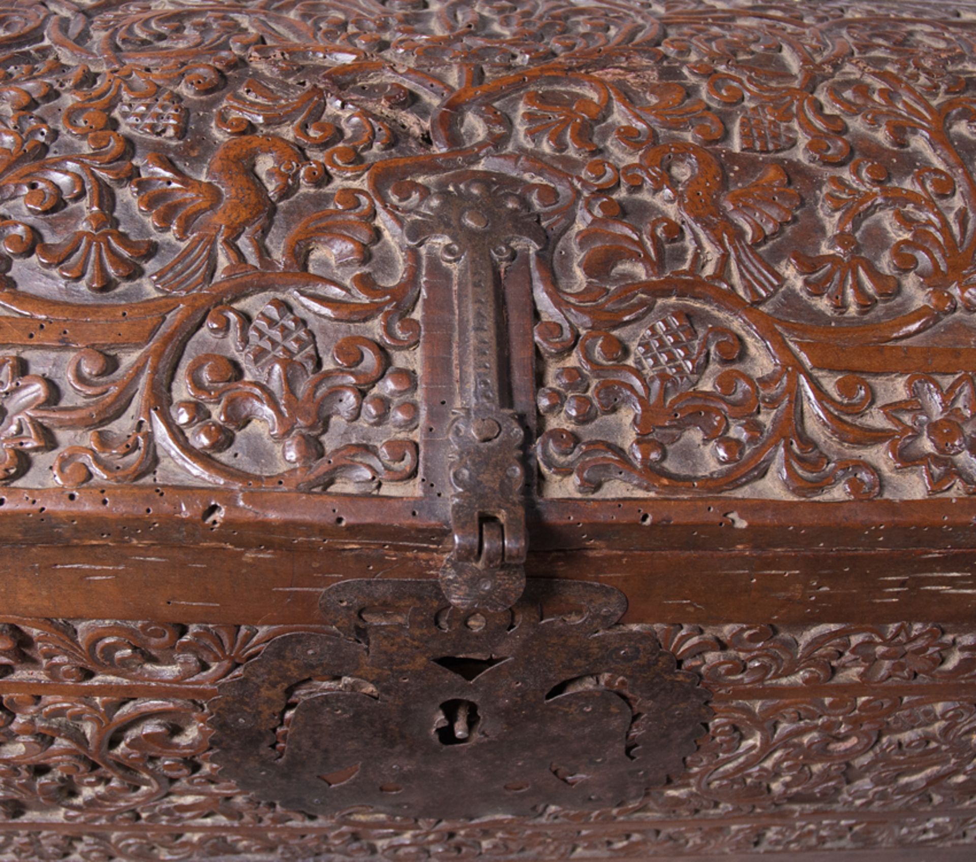 Carved cedarwood chest with iron fittings. Colonial School. Mexico or Peru. 17th century- 18th cent. - Bild 6 aus 8