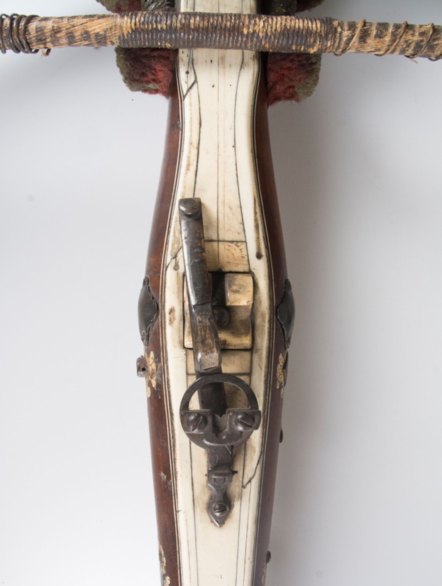 Large, wood and bone crossbow. Germany. 16th - 17th century. - Bild 6 aus 9