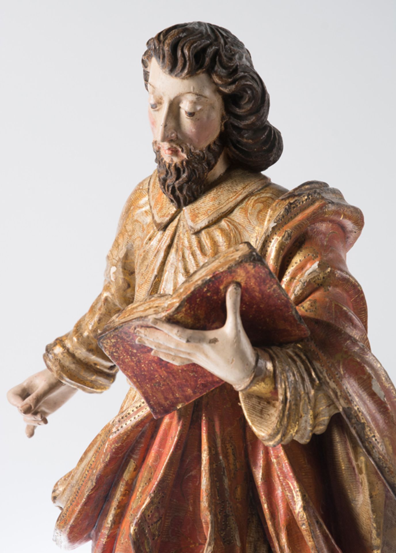 "Evangelist". Carved and polychromed wooden sculpture. Late 15th century - early 16th century. - Bild 9 aus 13