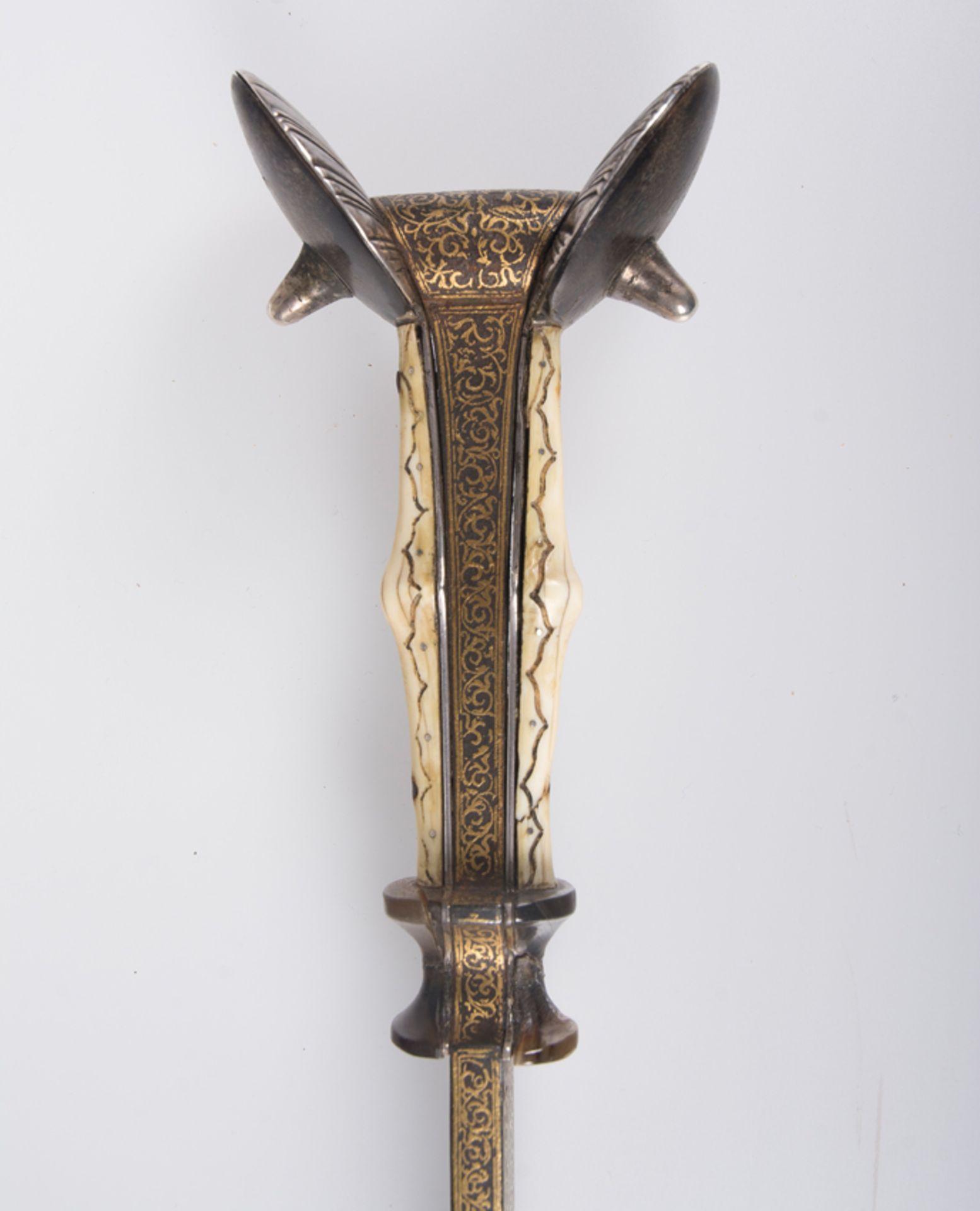 "Ear dagger" damascened and with bone. Nasrid workshop. Granada?. Late 18th - early 19th century. - Bild 4 aus 5