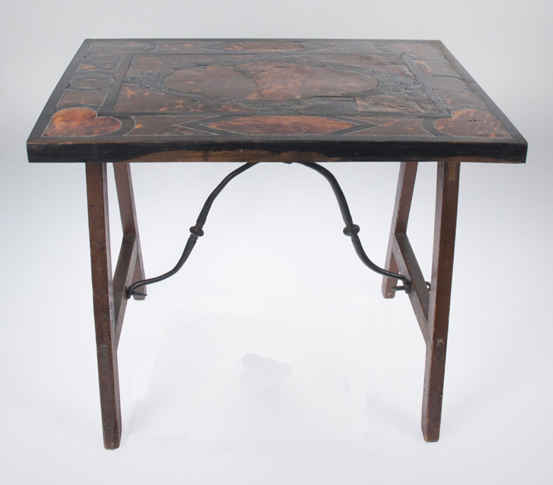 Wood and tortoiseshell table with iron fittings. Colonial work. Mexico. 18th century. - Image 3 of 5