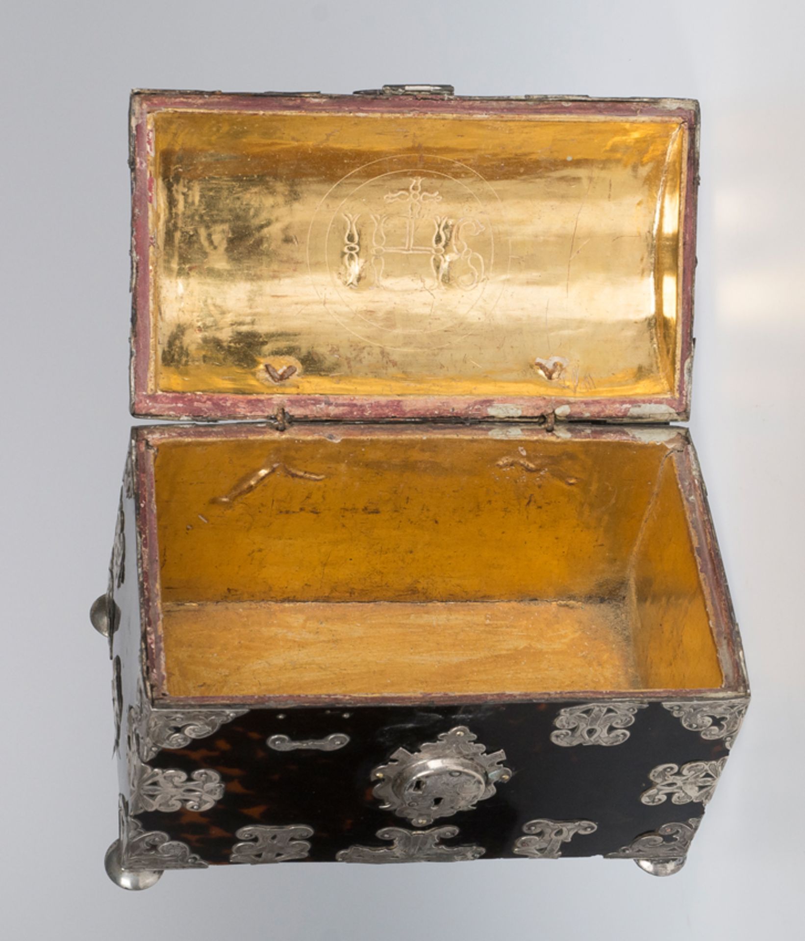 Imposing wooden box covered in tortoiseshell with silver applications.Colonial. Mexico.18th centu. - Image 4 of 10