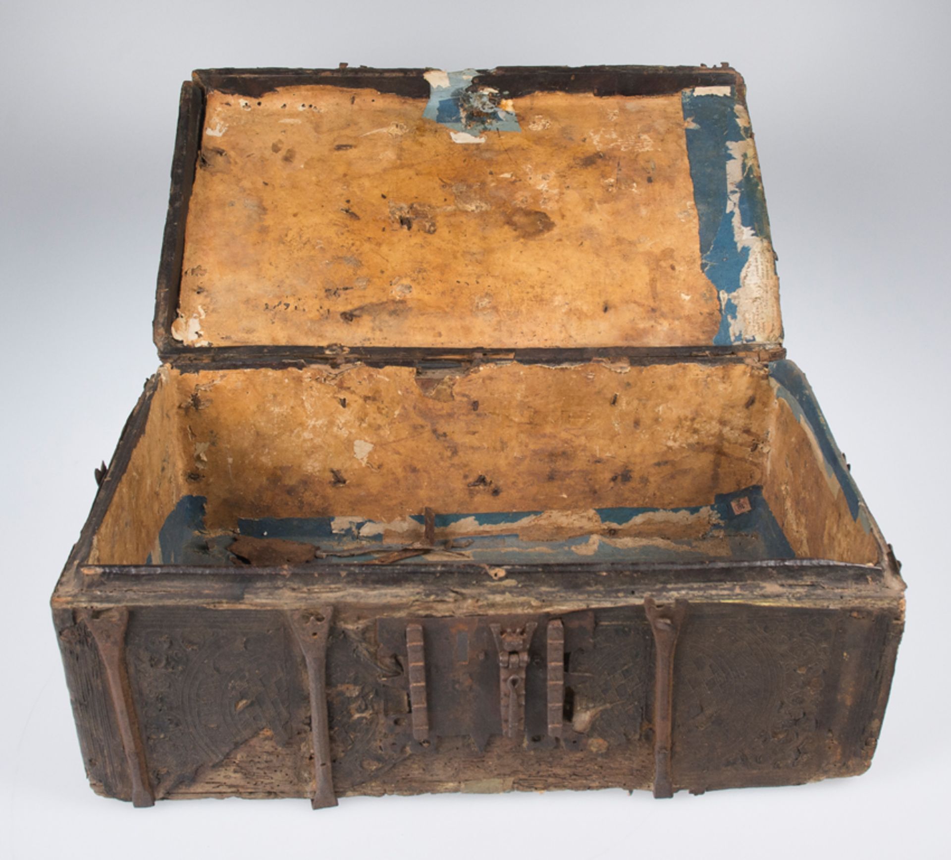 Leather-covered wooden box with iron fittings. Gothic. 15th century. - Image 4 of 5