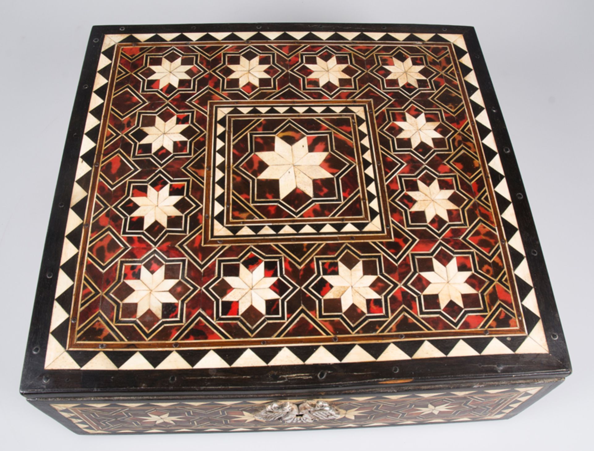 Cedarwood box covered in tortoiseshell, bone and ebony plaques. Colonial workshop. Mexico. 18th cen - Bild 6 aus 9