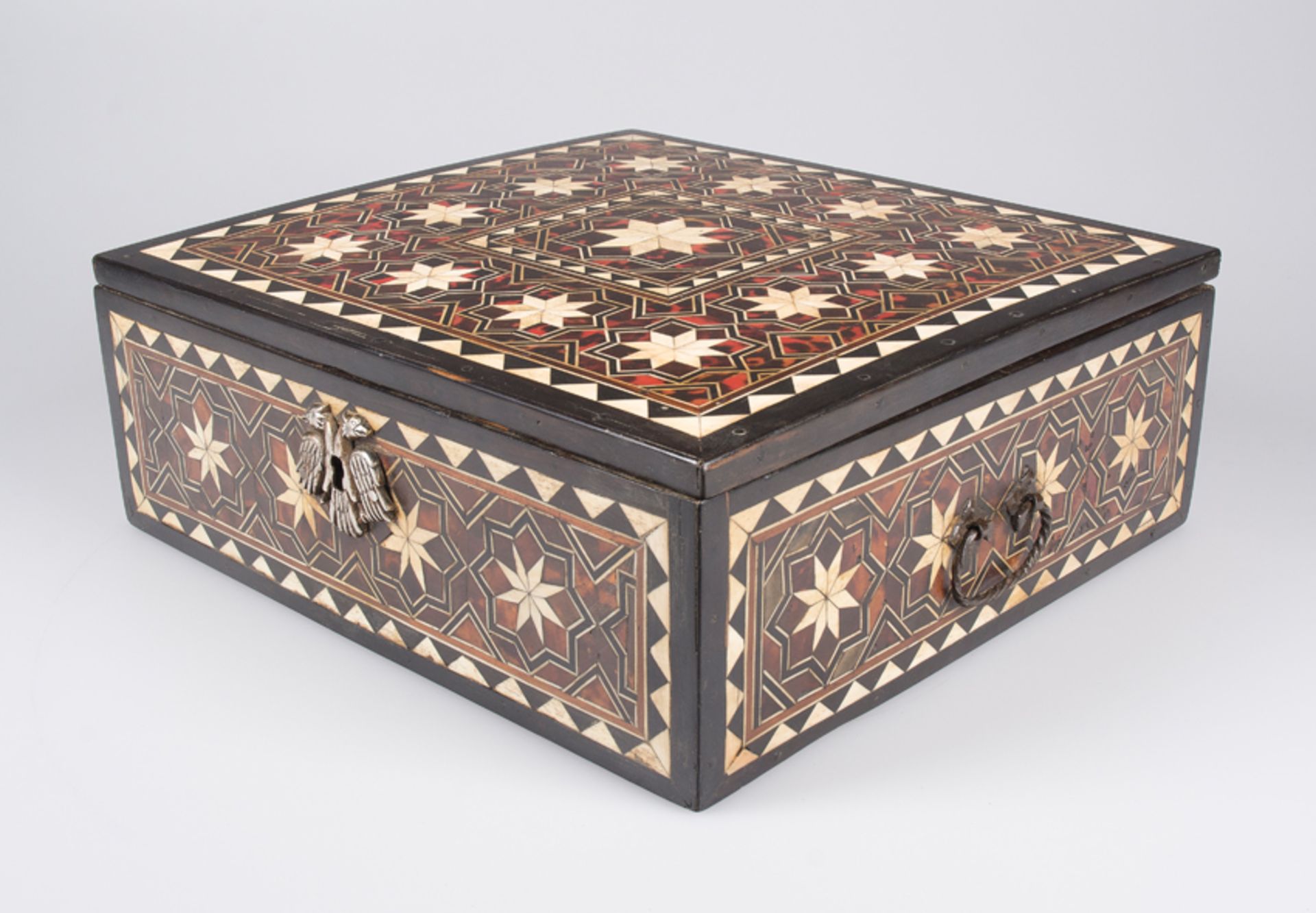 Cedarwood box covered in tortoiseshell, bone and ebony plaques. Colonial workshop. Mexico. 18th cen - Bild 7 aus 9