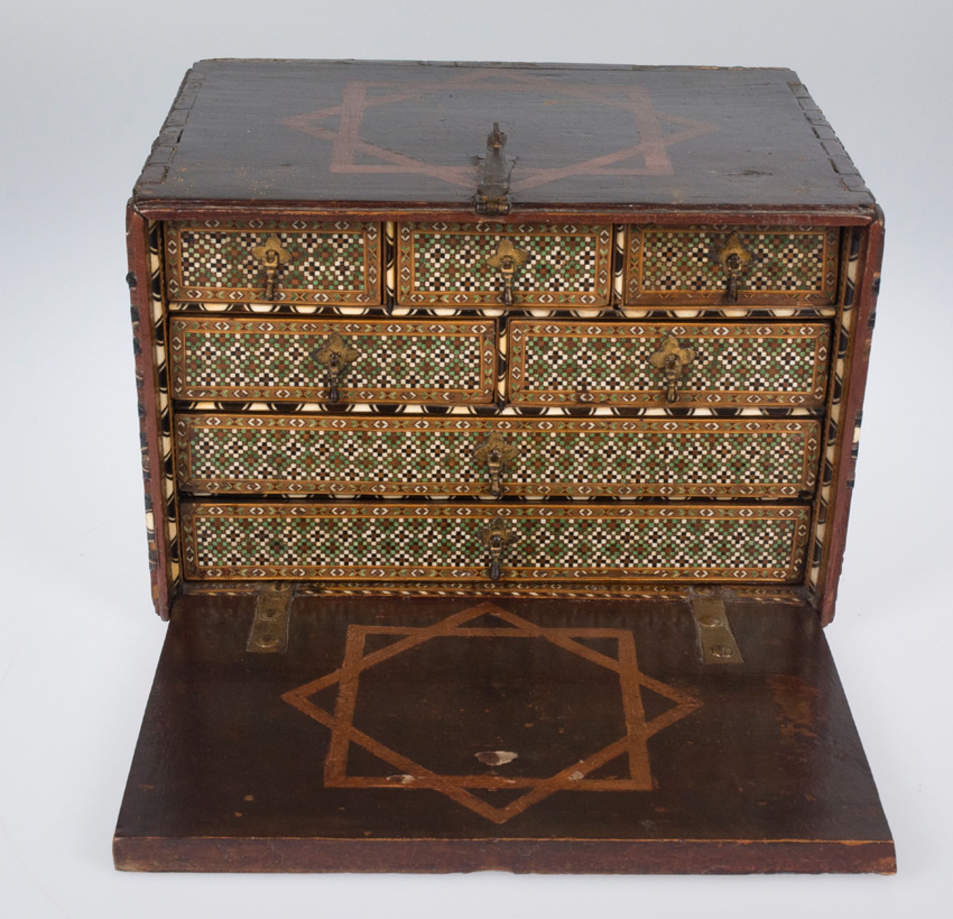 Imposing, wooden Nazarid chest with inlay in bone and contrasting woods. Early 16th century and end - Image 3 of 8