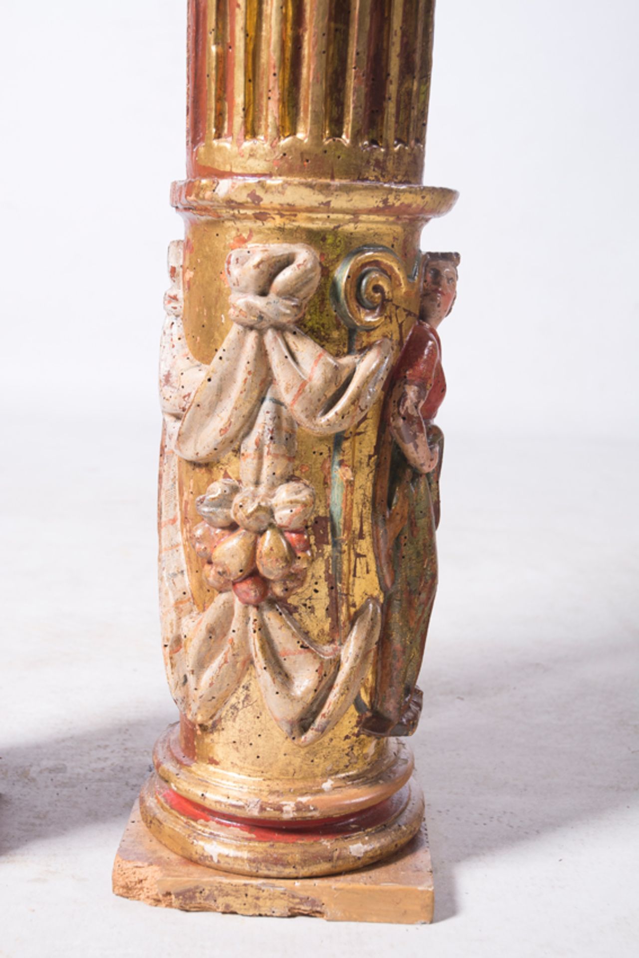 Pair of carved, gilded and polychromed wooden columns with human characters. Castilian School. Renai - Image 19 of 20