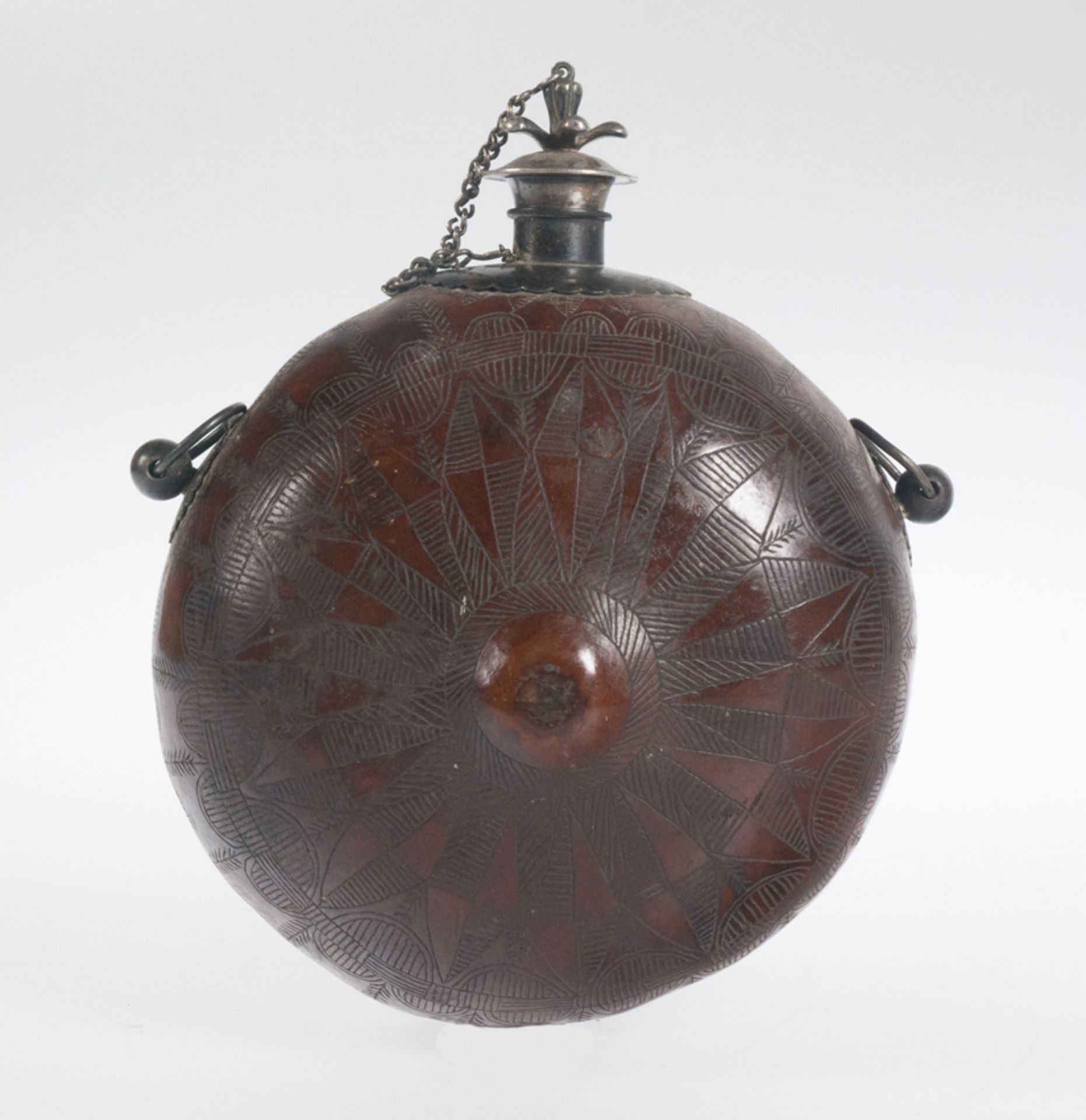 Canteen. Engraved gourd with silver applications. Colonial work. Mexico or Peru. 18th century. - Image 2 of 5