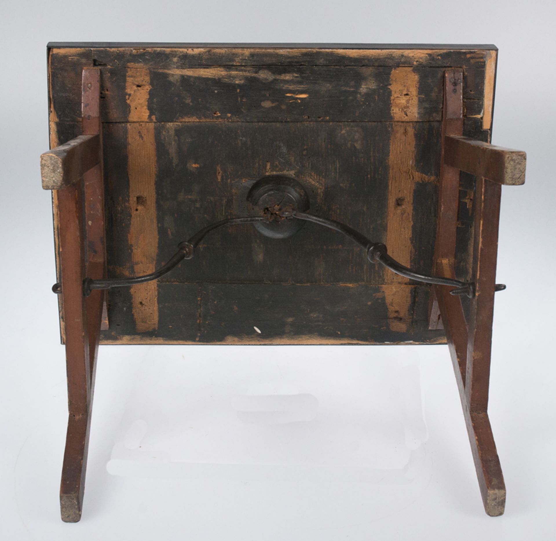 Wood and tortoiseshell table with iron fittings. Colonial work. Mexico. 18th century. - Image 5 of 5