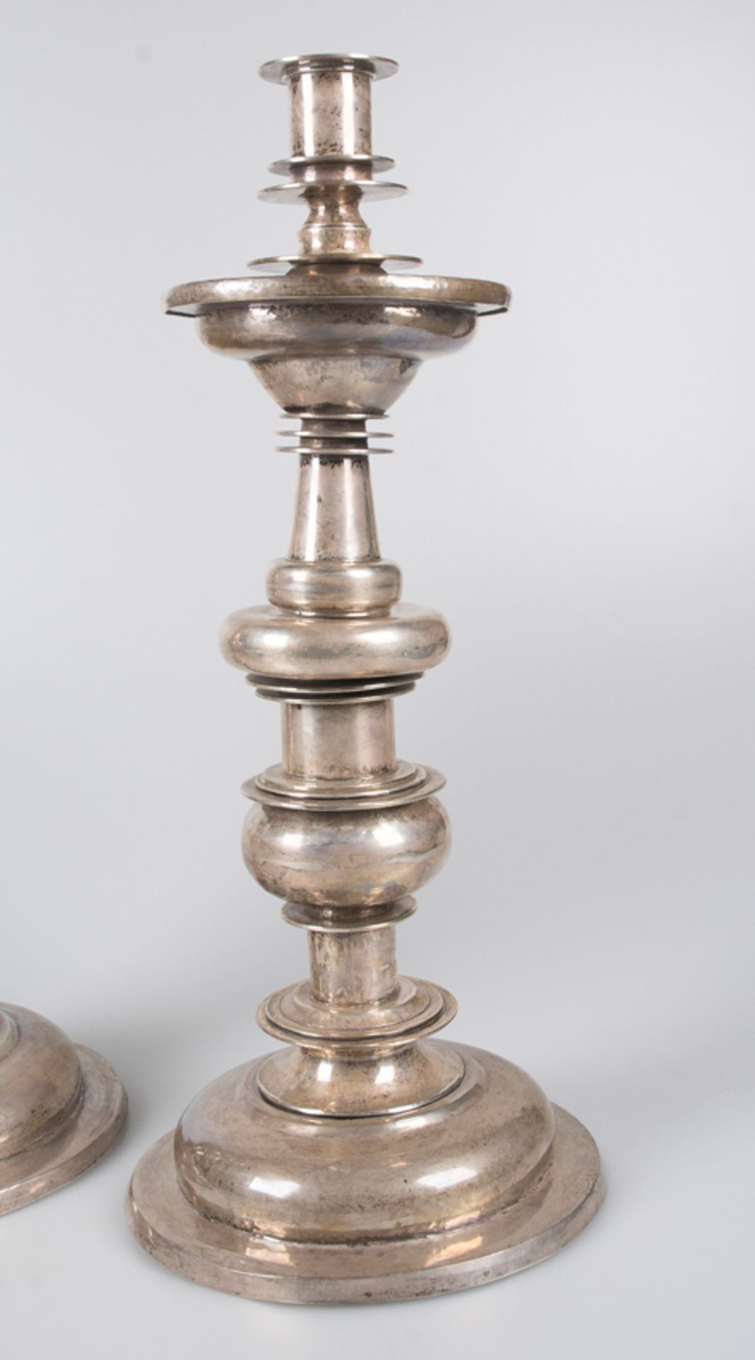 Pair of large silver candlesticks. 17th - 18th century. - Bild 2 aus 5