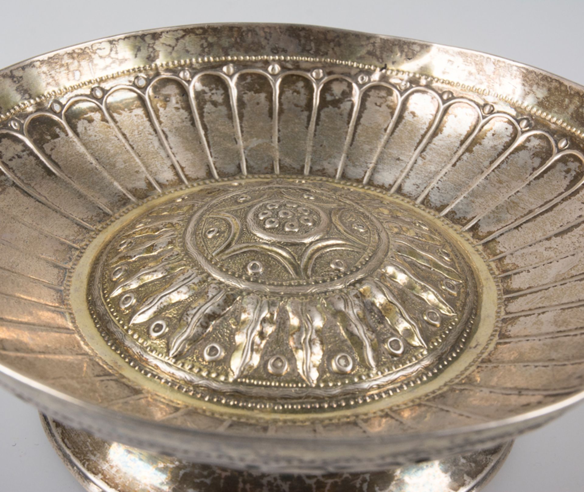 Embossed and chased silver tray with gilt residue. Possibly from Guatemala. 18th century. - Image 4 of 4