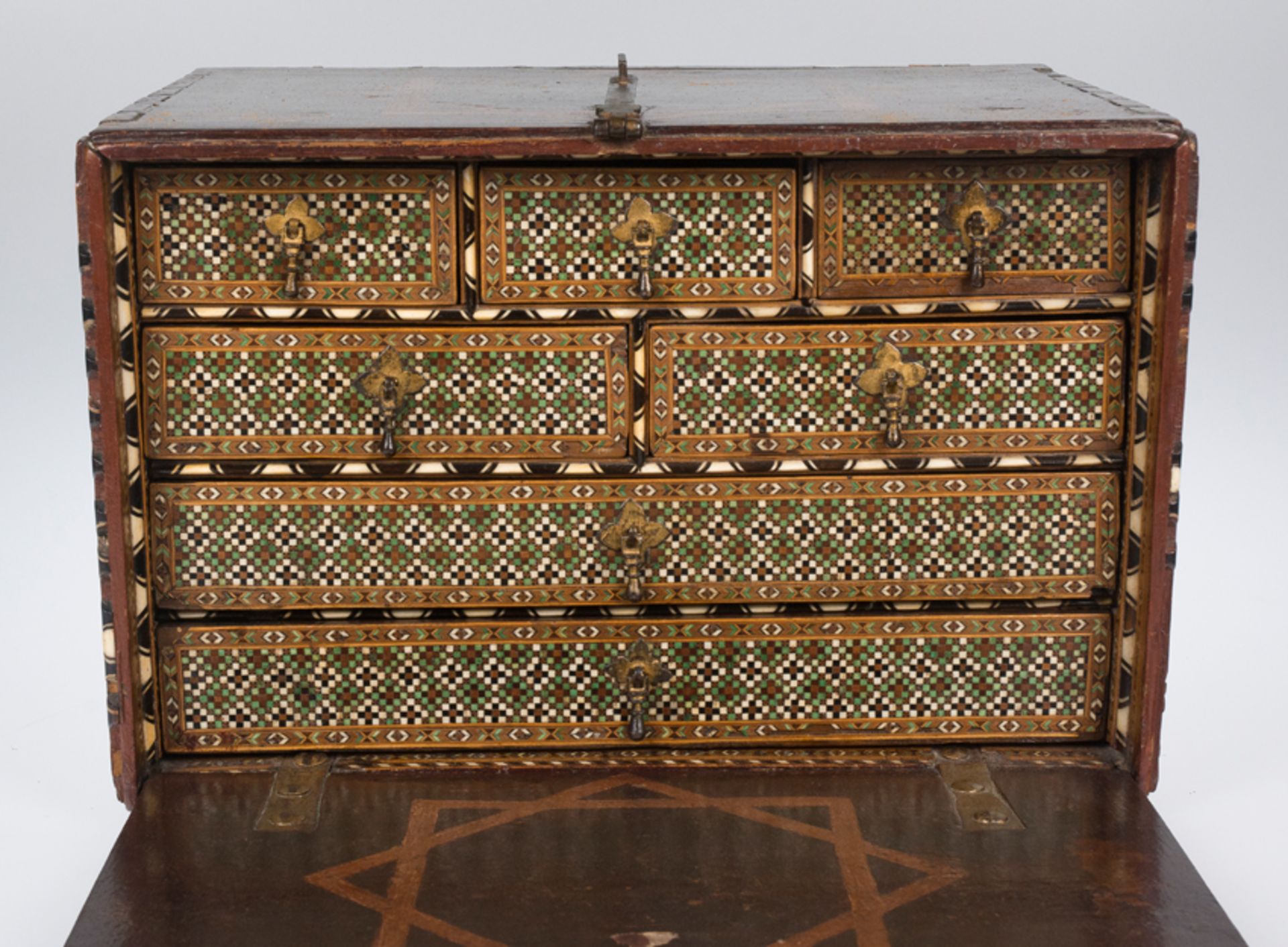 Imposing, wooden Nazarid chest with inlay in bone and contrasting woods. Early 16th century and end - Image 2 of 8