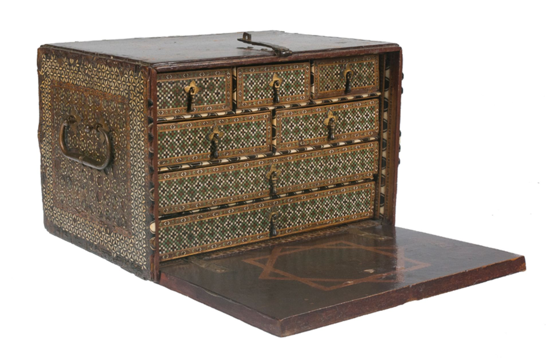 Imposing, wooden Nazarid chest with inlay in bone and contrasting woods. Early 16th century and end