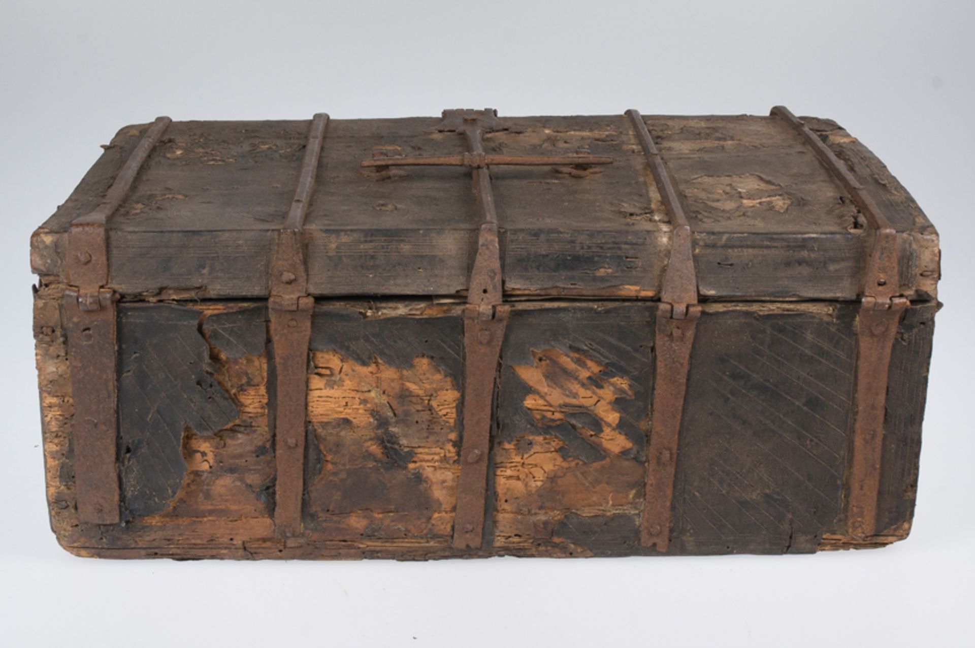 Leather-covered wooden box with iron fittings. Gothic. 15th century. - Image 3 of 5