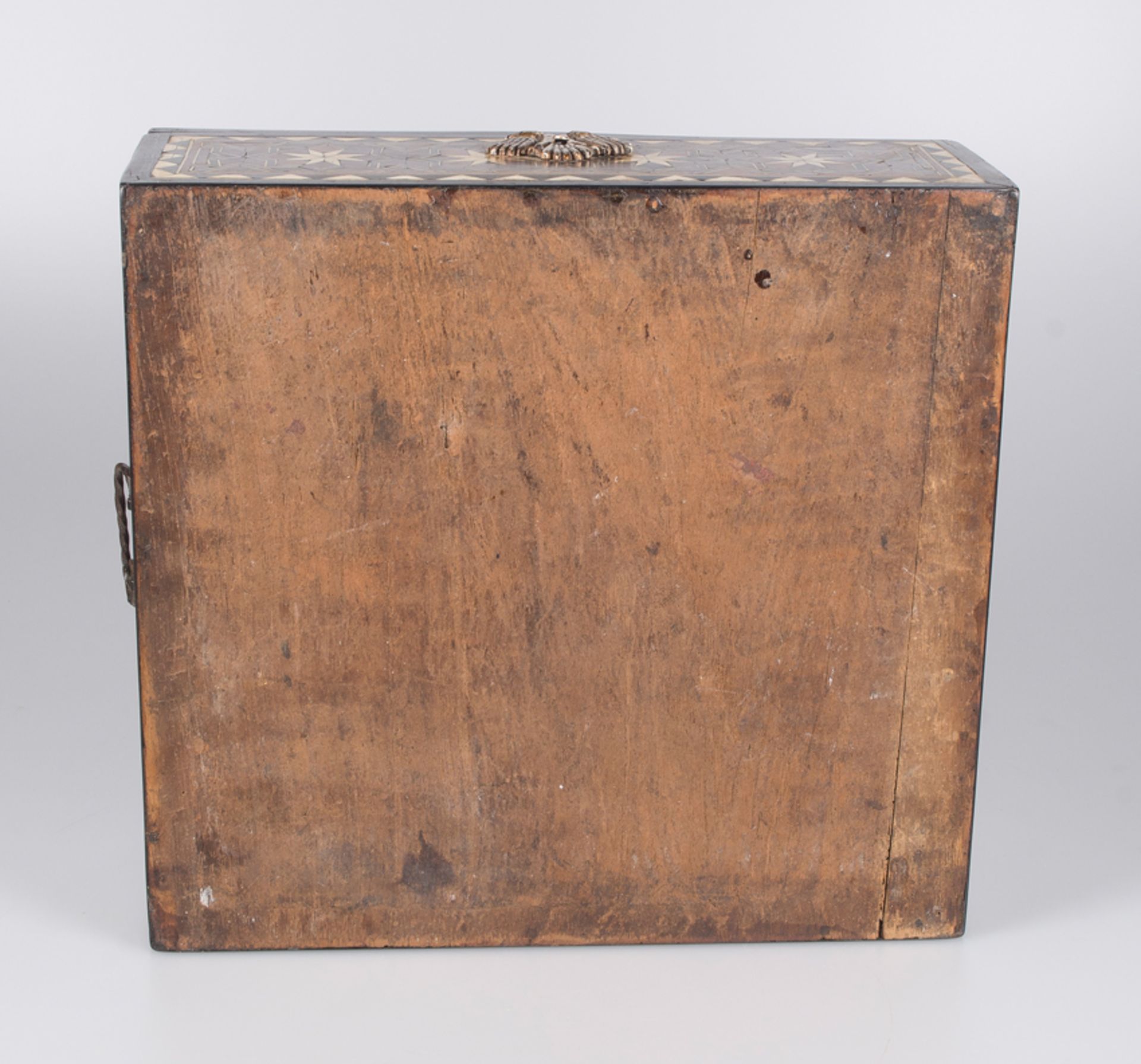 Cedarwood box covered in tortoiseshell, bone and ebony plaques. Colonial workshop. Mexico. 18th cen - Bild 9 aus 9