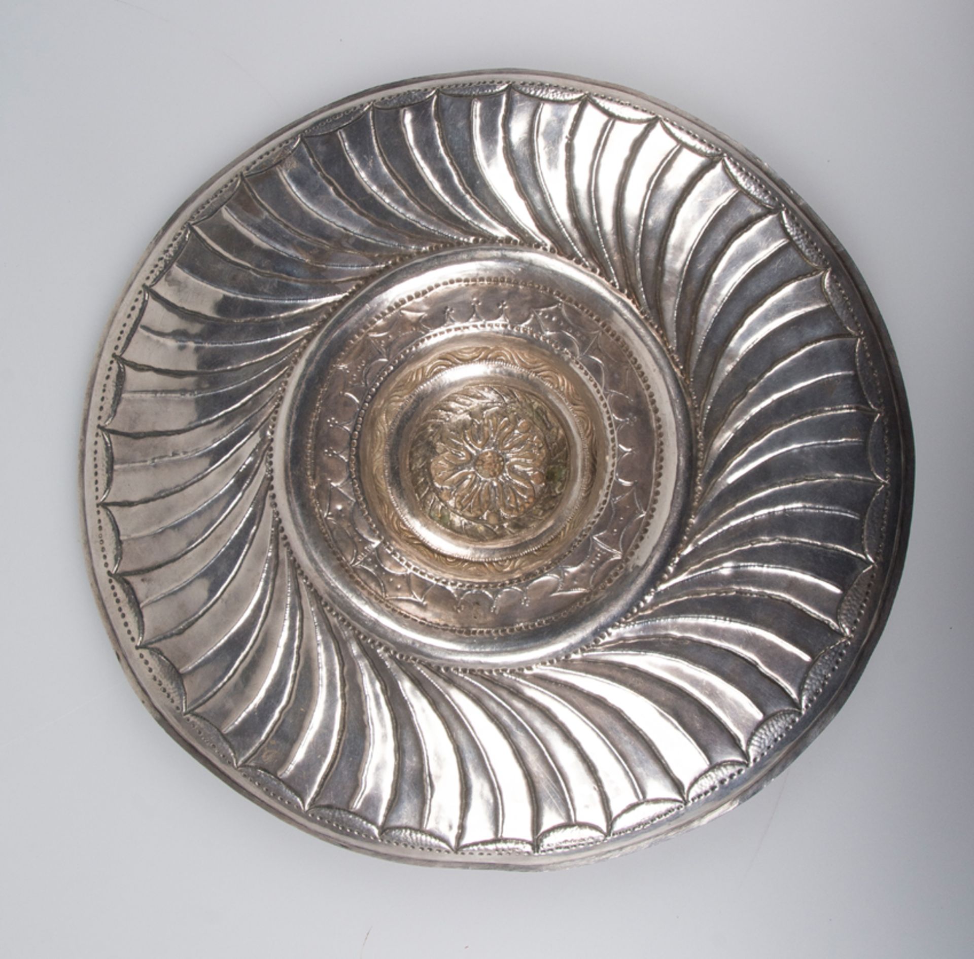 Embossed and chased Spanish silver tray. 16th century. - Bild 4 aus 4
