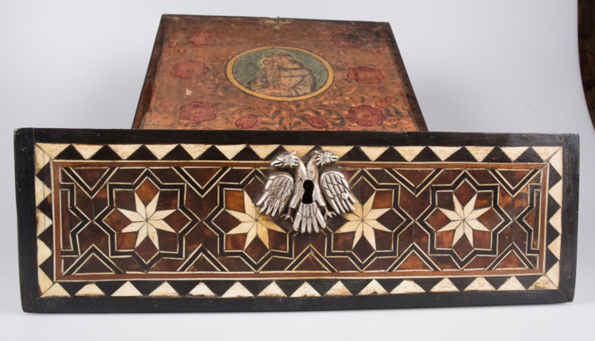 Cedarwood box covered in tortoiseshell, bone and ebony plaques. Colonial workshop. Mexico. 18th cen - Bild 5 aus 9