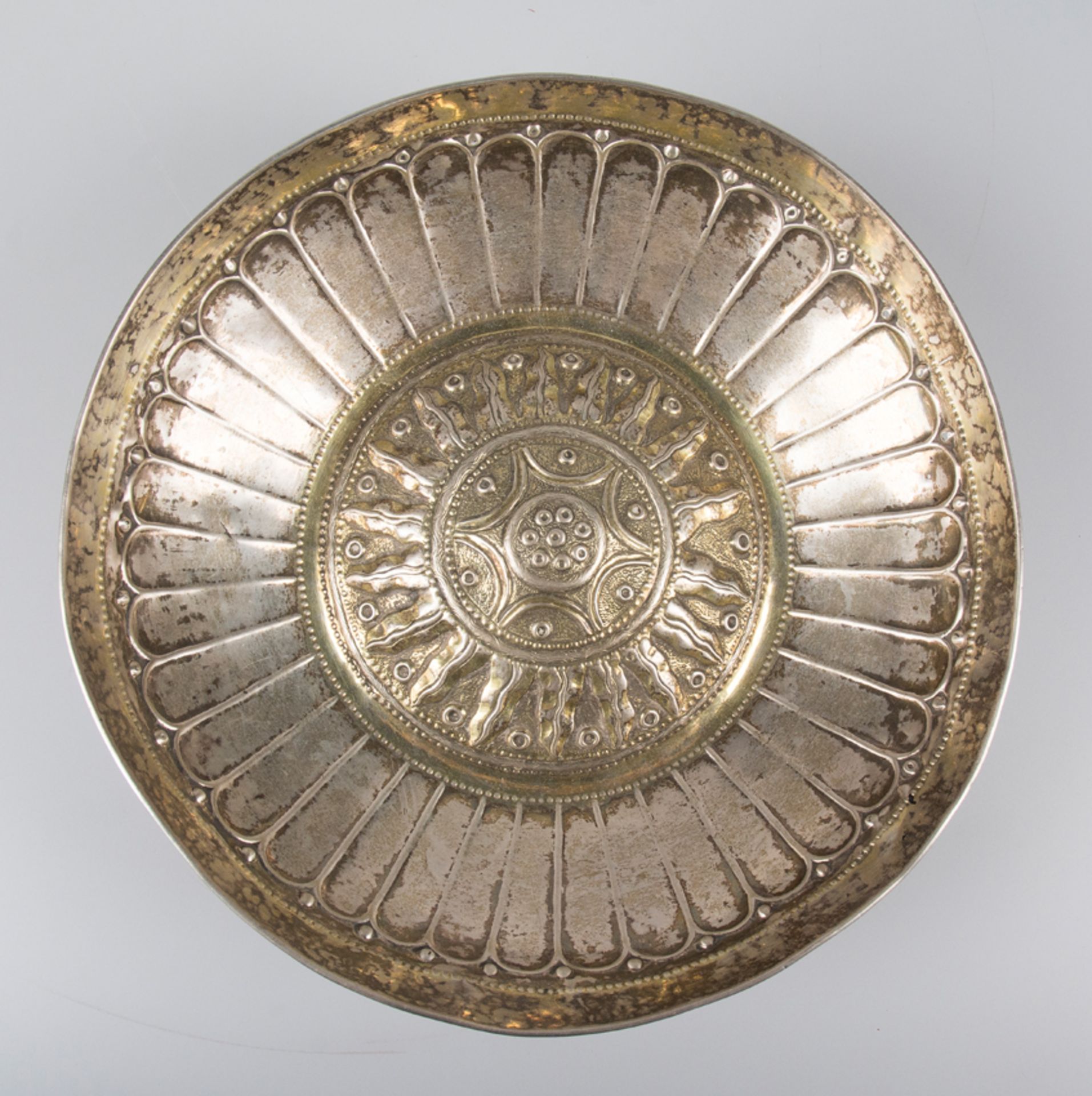 Embossed and chased silver tray with gilt residue. Possibly from Guatemala. 18th century. - Image 2 of 4