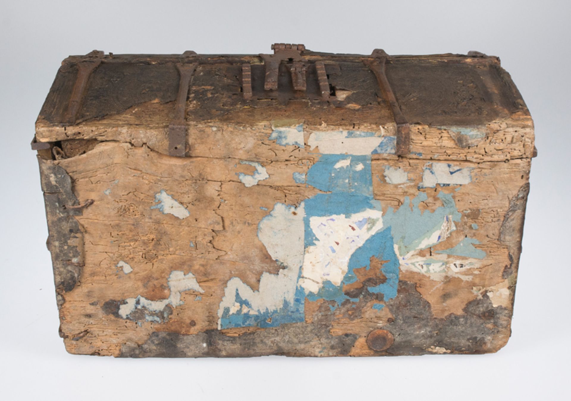 Leather-covered wooden box with iron fittings. Gothic. 15th century. - Image 5 of 5