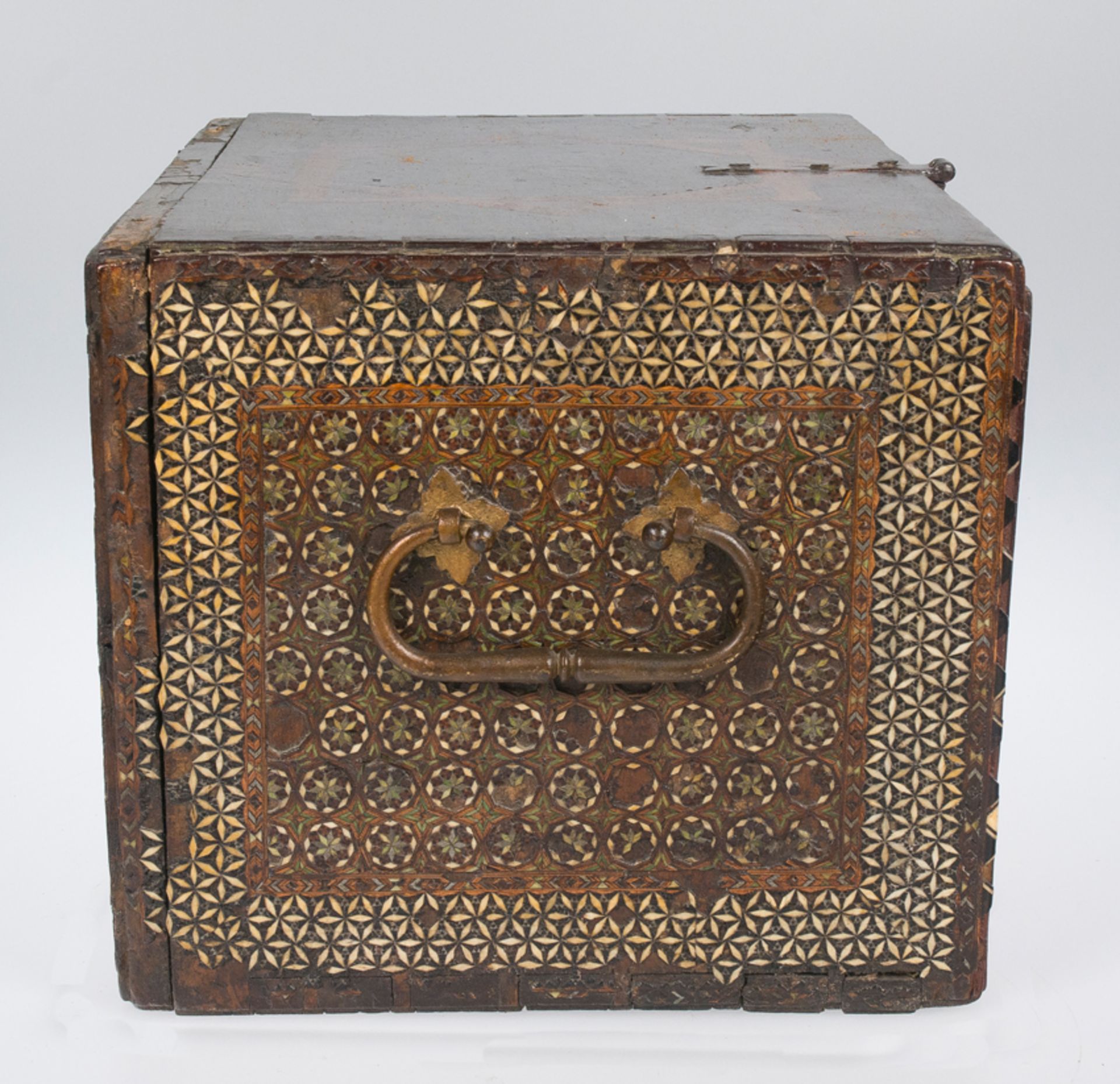 Imposing, wooden Nazarid chest with inlay in bone and contrasting woods. Early 16th century and end - Image 5 of 8