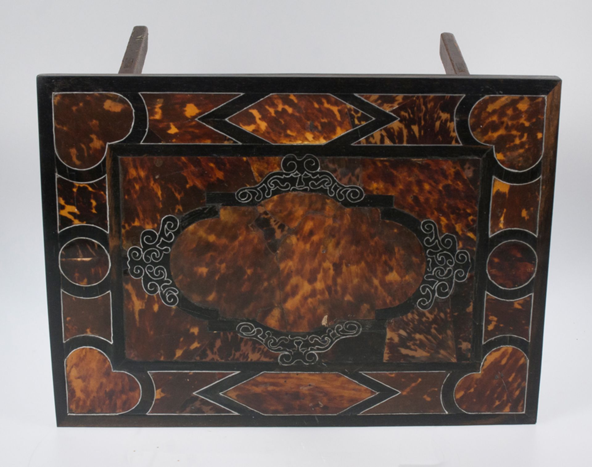 Wood and tortoiseshell table with iron fittings. Colonial work. Mexico. 18th century. - Image 4 of 5