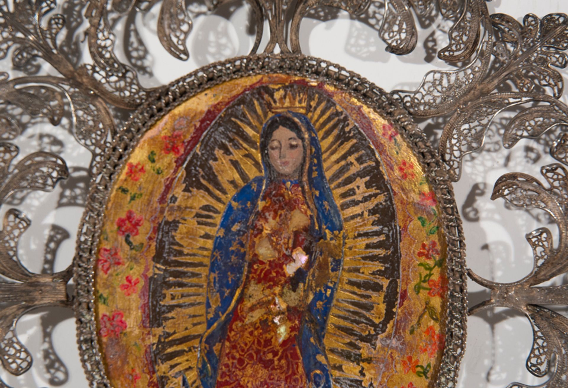 "Our Lady of Guadalupe". Oil and "enconchado" and silver filigree. Colonial School.Mexico. - Image 3 of 6