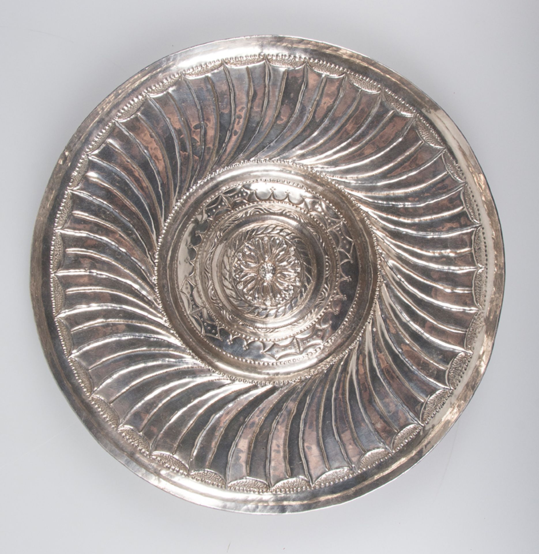 Embossed and chased Spanish silver tray. 16th century. - Bild 2 aus 4